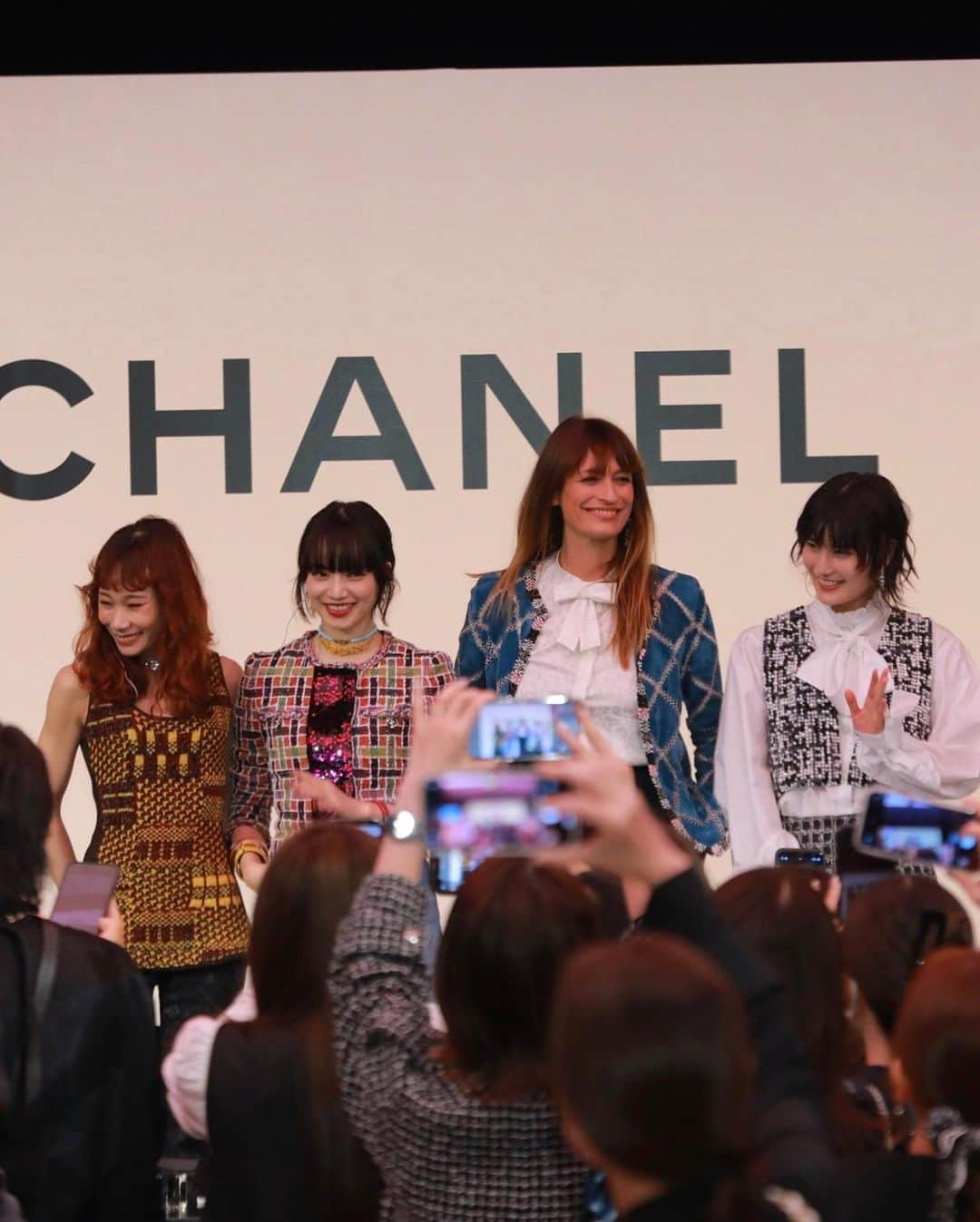 マドモアゼル・ユリアさんのインスタグラム写真 - (マドモアゼル・ユリアInstagram)「CHANEL STYLE TALK IN TOKYO🎤 シャネルのショーの翌日には、 コレクションに関するトークイベントが行われました！🎤  メティエダールコレクションはプレタポルテでありながら、職人技を駆使した年に一回発表される特別なコレクションです🧵🪡👒🎀  シャネルアンバサダーのキャロリーヌ ドゥ メグレ、小松菜奈ちゃん、橋本愛ちゃんと今季のメティエダールのコレクションを元にシャネルのアリュールや、メティエダールというシャネルの神髄について紐解く内容のトークイベントで、私はファシリテーターを勤めました！🎤  ファシリテーターは前回のガブリエル シャネル展のTVerの番組の際に務めたのが初めてで、今回が2回目でかなり緊張しましたが、無事務めを果たす事が出来てほっとしてます！楽しかったです😊  とっても素敵な機会をありがとうございました！🙇🏻‍♀️  @chanelofficial #chanel #シャネル #metierdart #メティエダールコレクション」6月5日 20時32分 - mademoiselle_yulia