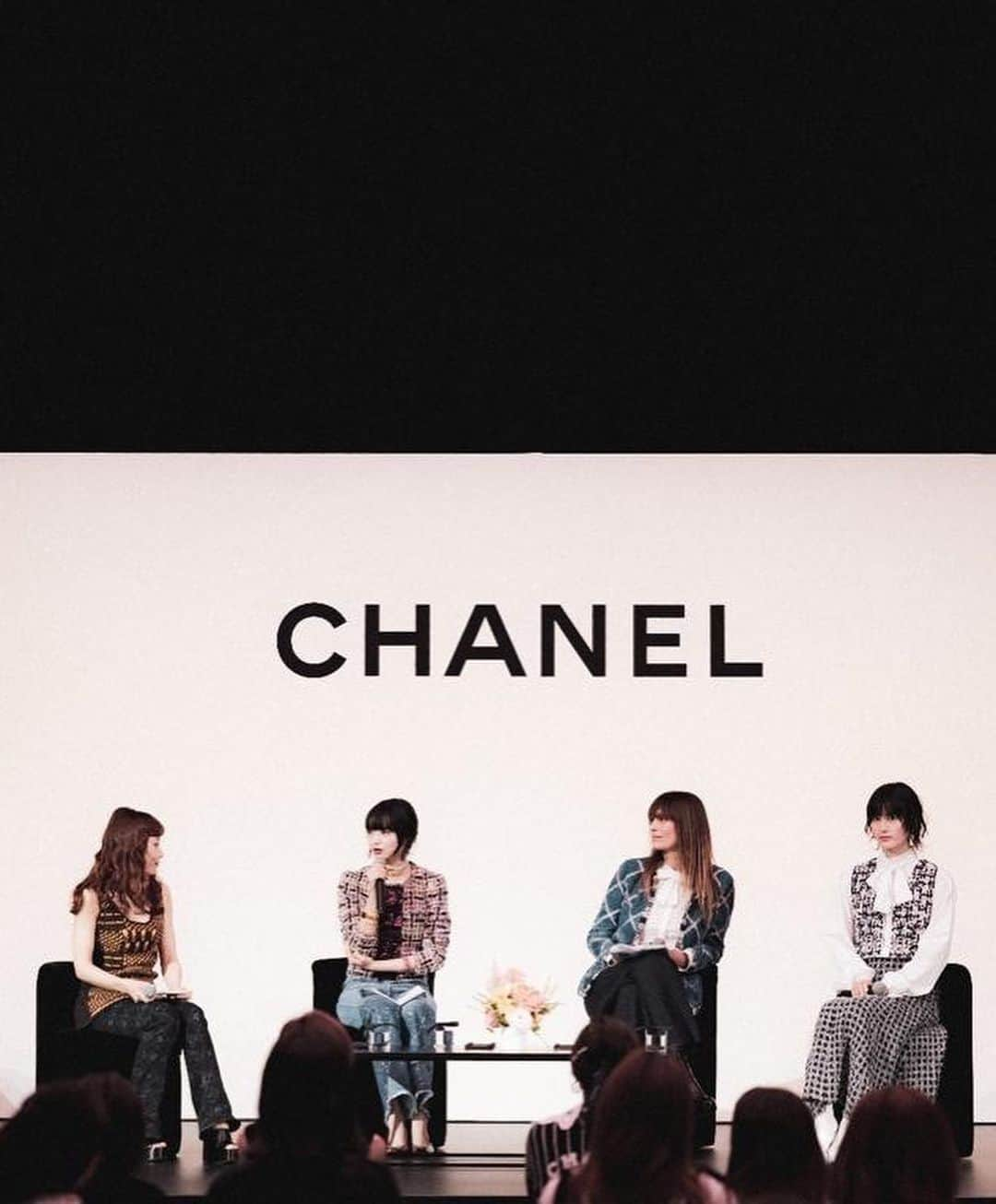 マドモアゼル・ユリアさんのインスタグラム写真 - (マドモアゼル・ユリアInstagram)「CHANEL STYLE TALK IN TOKYO🎤 シャネルのショーの翌日には、 コレクションに関するトークイベントが行われました！🎤  メティエダールコレクションはプレタポルテでありながら、職人技を駆使した年に一回発表される特別なコレクションです🧵🪡👒🎀  シャネルアンバサダーのキャロリーヌ ドゥ メグレ、小松菜奈ちゃん、橋本愛ちゃんと今季のメティエダールのコレクションを元にシャネルのアリュールや、メティエダールというシャネルの神髄について紐解く内容のトークイベントで、私はファシリテーターを勤めました！🎤  ファシリテーターは前回のガブリエル シャネル展のTVerの番組の際に務めたのが初めてで、今回が2回目でかなり緊張しましたが、無事務めを果たす事が出来てほっとしてます！楽しかったです😊  とっても素敵な機会をありがとうございました！🙇🏻‍♀️  @chanelofficial #chanel #シャネル #metierdart #メティエダールコレクション」6月5日 20時32分 - mademoiselle_yulia