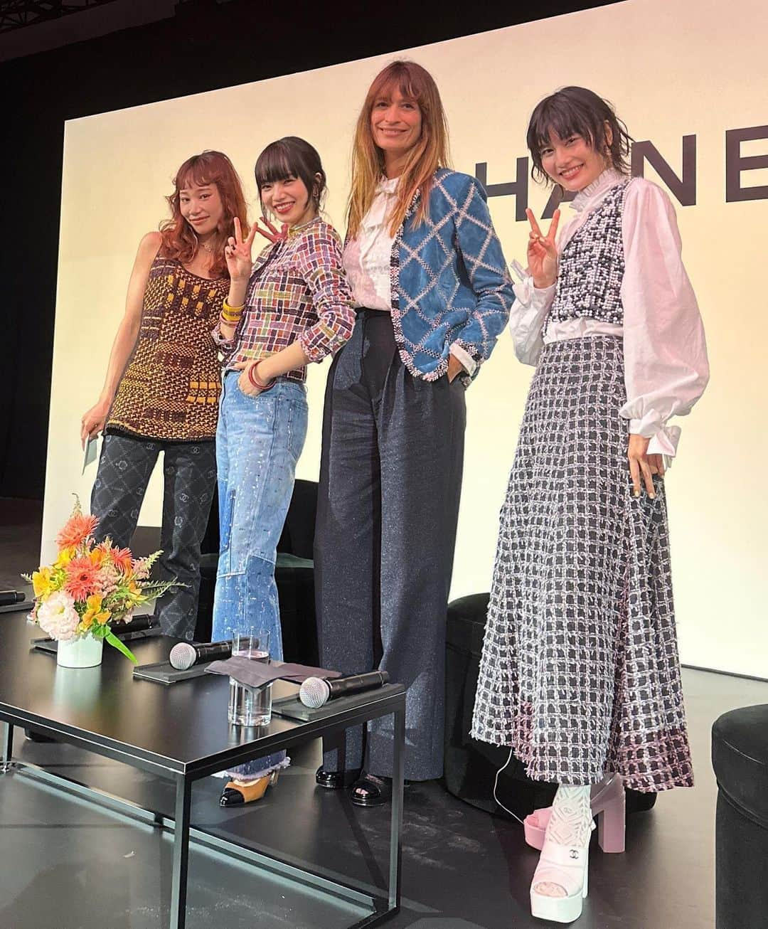 マドモアゼル・ユリアさんのインスタグラム写真 - (マドモアゼル・ユリアInstagram)「CHANEL STYLE TALK IN TOKYO🎤 シャネルのショーの翌日には、 コレクションに関するトークイベントが行われました！🎤  メティエダールコレクションはプレタポルテでありながら、職人技を駆使した年に一回発表される特別なコレクションです🧵🪡👒🎀  シャネルアンバサダーのキャロリーヌ ドゥ メグレ、小松菜奈ちゃん、橋本愛ちゃんと今季のメティエダールのコレクションを元にシャネルのアリュールや、メティエダールというシャネルの神髄について紐解く内容のトークイベントで、私はファシリテーターを勤めました！🎤  ファシリテーターは前回のガブリエル シャネル展のTVerの番組の際に務めたのが初めてで、今回が2回目でかなり緊張しましたが、無事務めを果たす事が出来てほっとしてます！楽しかったです😊  とっても素敵な機会をありがとうございました！🙇🏻‍♀️  @chanelofficial #chanel #シャネル #metierdart #メティエダールコレクション」6月5日 20時32分 - mademoiselle_yulia