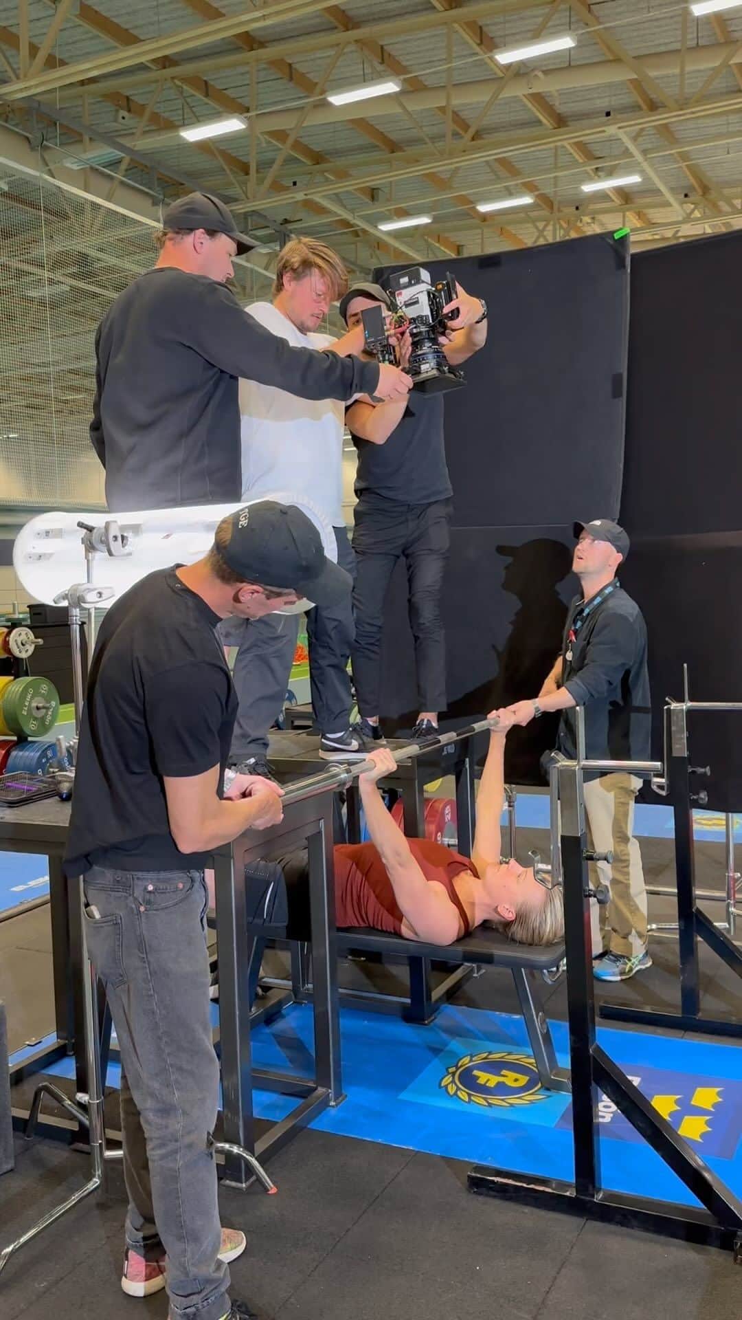 サラ・ショーストレムのインスタグラム：「It takes a village to get that perfect instagram photo, right?! 😂」
