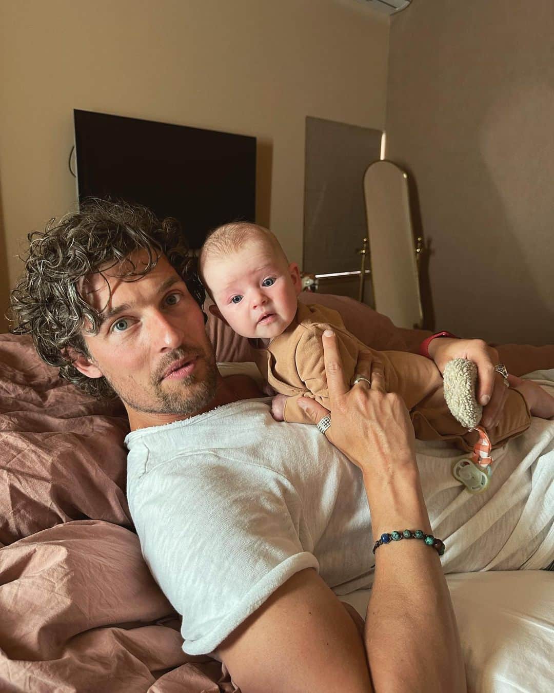 のインスタグラム：「Weekend recap: Elise ziek op bed, papa op pad met de boys.  1. Coco, mijn alles ♥️ 2. Onze nieuwe passie, varen. Ben opgegroeid met een zeilboot maar dit is toch ook wel heeeel relaxt 😍 3. Wolf & Luca vinden het prachtig op het water ⚓️  4. Een jonge halsbandparkiet was tegen ons raam gevlogen. Jongens waren erg onder de indruk. ‘Henk’ is nu naar de parkieten-hemel. RIP Henk. 5. Het is weer zover: ik ben begonnen met trainen voor de @amsterdamcityswim en dit keer als ambassadeur! Zwem jij ook mee op 3 sept voor ALS? Link in bio 👆🏼 6. Kan hier geen genoeg van krijgen 7. Mama was jarig, dit prachtige gedicht van de Leidse schrijver @reneoskam ingelijst en aan haar gegeven ♥️ 8. Op bezoek bij mama  9. Wolf was in ons vorige huis tijdens zijn eerste fietstocht hard op zijn kin gevallen 🤕 resultaat, hij wilde niet meer fietsen. Gister weer een poging gedaan. Resultaat: hij wilde niet meer stoppen 💪🏼」