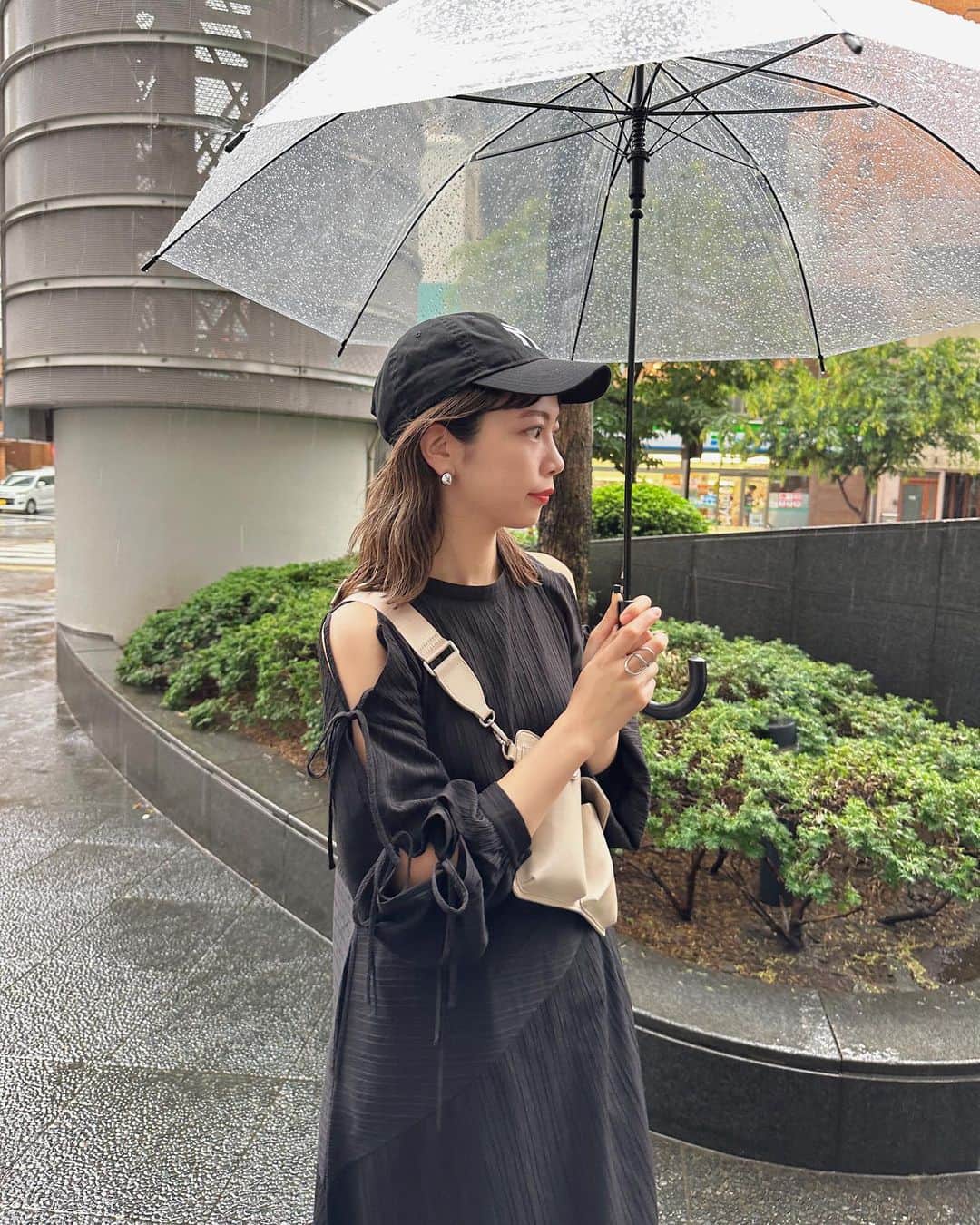 katomari. カトマリのインスタグラム：「この前ちょうど雨降った日に 借りてたサンプルを着たら 長靴スタイルにぴったりだった☔️  金曜日から予約開始の 激かわ袖リボンワンピです❤️‍🔥  露出苦手でもこれなら さりげなーく肌見せできます♡ デートやオケージョンにもおすすめ🥰  長靴スタイルだったので、 サイズ0のちょい短めがバランス良かった🫶🏻 夏にサンダルで合わせるなら1だけど 秋も着れそうなので、 長い目で見るとブーツ合わせてかわいいこっちもありだなーってなった🫶🏻  色やサイズは商品ページでチェックしてください✔︎ パルクロでもZOZOでも見れます👀 またサイズ1着たら載せますね♡  #Kastane #Kastane_onepiece  #夏コーデ #夏服コーデ #トレンドコーデ  #ミディアムボブ #ミディアムヘア #ミディアムヘアアレンジ  #パーマ風巻き髪 #高身長コーデ #高身長女子 #骨格ナチュラル  #カスタネ #30代コーデ #アラサーコーデ #雨の日コーデ #長靴コーデ #肌見せコーデ  #レインブーツ #810s #ワンピース #ワンピースコーデ #モノトーンコーデ  #ニューエラ #ニューエラキャップ #ニューエラ女子」