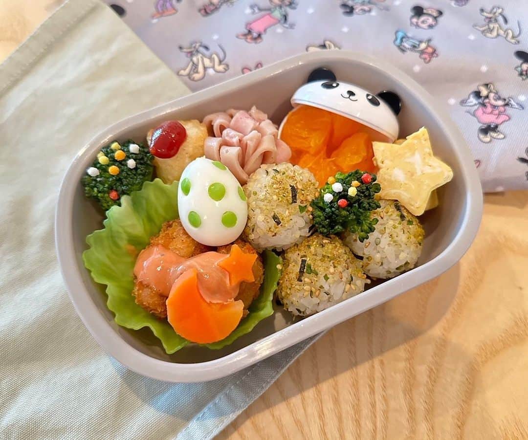 瀬戸サオリさんのインスタグラム写真 - (瀬戸サオリInstagram)「幼稚園お弁当🍙🤍  気管支炎中の息子👦🏻 今日も明日もお休みして 安静にしなくちゃだけど。  喜んでくれるから お弁当作りたいな~👩🏻‍🍳 早く幼稚園行きたいなぁ🐒  幼稚園に行く電車も 歩いて向かう大変な道のりも 結局私の方が好きになってる☺️💘  #お弁当記録 #幼稚園お弁当 #オーガニック弁当 #saori_cooking」6月5日 20時36分 - seto_saori