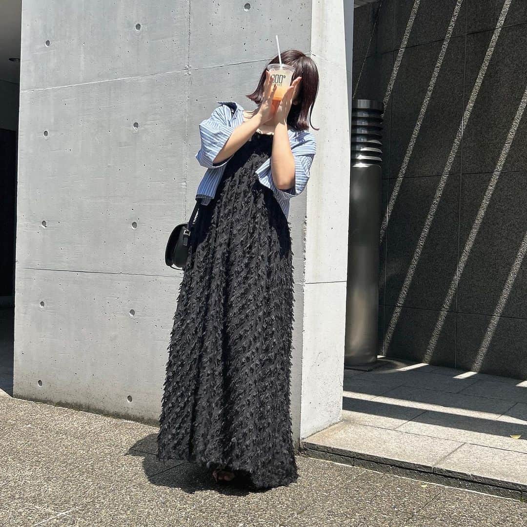 tarouさんのインスタグラム写真 - (tarouInstagram)「今日のコーデ👗❕    キャミワンピにストライプシャツって ガーリー過ぎなくて好き🤭  外暑すぎて1日2Lくらい水分取ってる💭💭    one-piece： @irohani.official (8月入荷) shirt： @irohani.official  bag： @folnua_jp  shoes：?     #夏コーデ #ゆるコーデ #デートコーデ  #デート服 #キャミワンピ #ワンピースコーデ  #ストライプシャツ #着痩せコーデ #低身長コーデ  #サンダルコーデ #カジュアルコーデ」6月5日 20時37分 - taroumaru__
