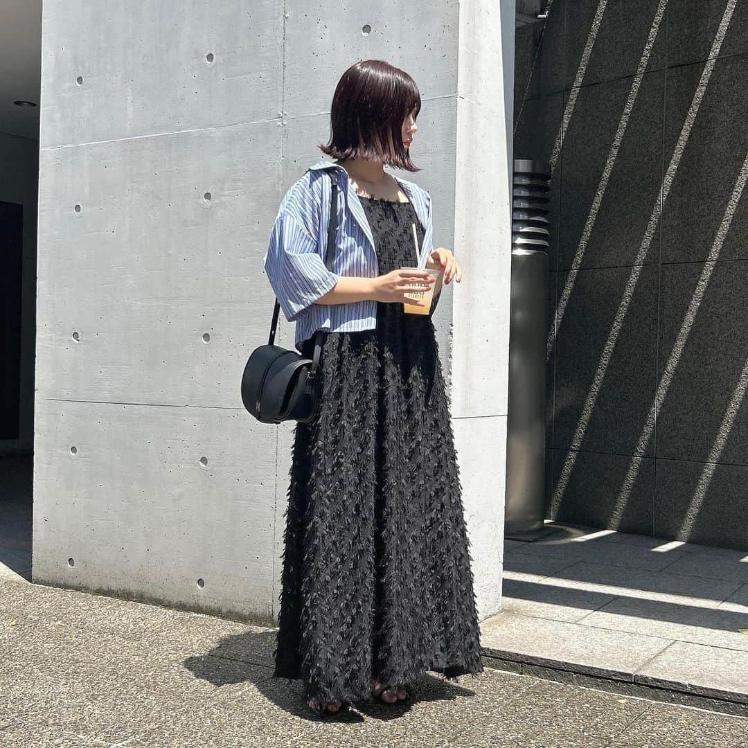 tarouさんのインスタグラム写真 - (tarouInstagram)「今日のコーデ👗❕    キャミワンピにストライプシャツって ガーリー過ぎなくて好き🤭  外暑すぎて1日2Lくらい水分取ってる💭💭    one-piece： @irohani.official (8月入荷) shirt： @irohani.official  bag： @folnua_jp  shoes：?     #夏コーデ #ゆるコーデ #デートコーデ  #デート服 #キャミワンピ #ワンピースコーデ  #ストライプシャツ #着痩せコーデ #低身長コーデ  #サンダルコーデ #カジュアルコーデ」6月5日 20時37分 - taroumaru__