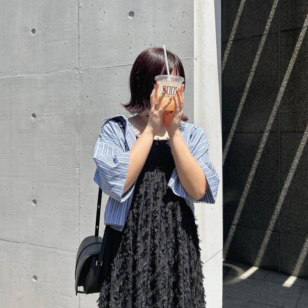 tarouのインスタグラム：「今日のコーデ👗❕    キャミワンピにストライプシャツって ガーリー過ぎなくて好き🤭  外暑すぎて1日2Lくらい水分取ってる💭💭    one-piece： @irohani.official (8月入荷) shirt： @irohani.official  bag： @folnua_jp  shoes：?     #夏コーデ #ゆるコーデ #デートコーデ  #デート服 #キャミワンピ #ワンピースコーデ  #ストライプシャツ #着痩せコーデ #低身長コーデ  #サンダルコーデ #カジュアルコーデ」