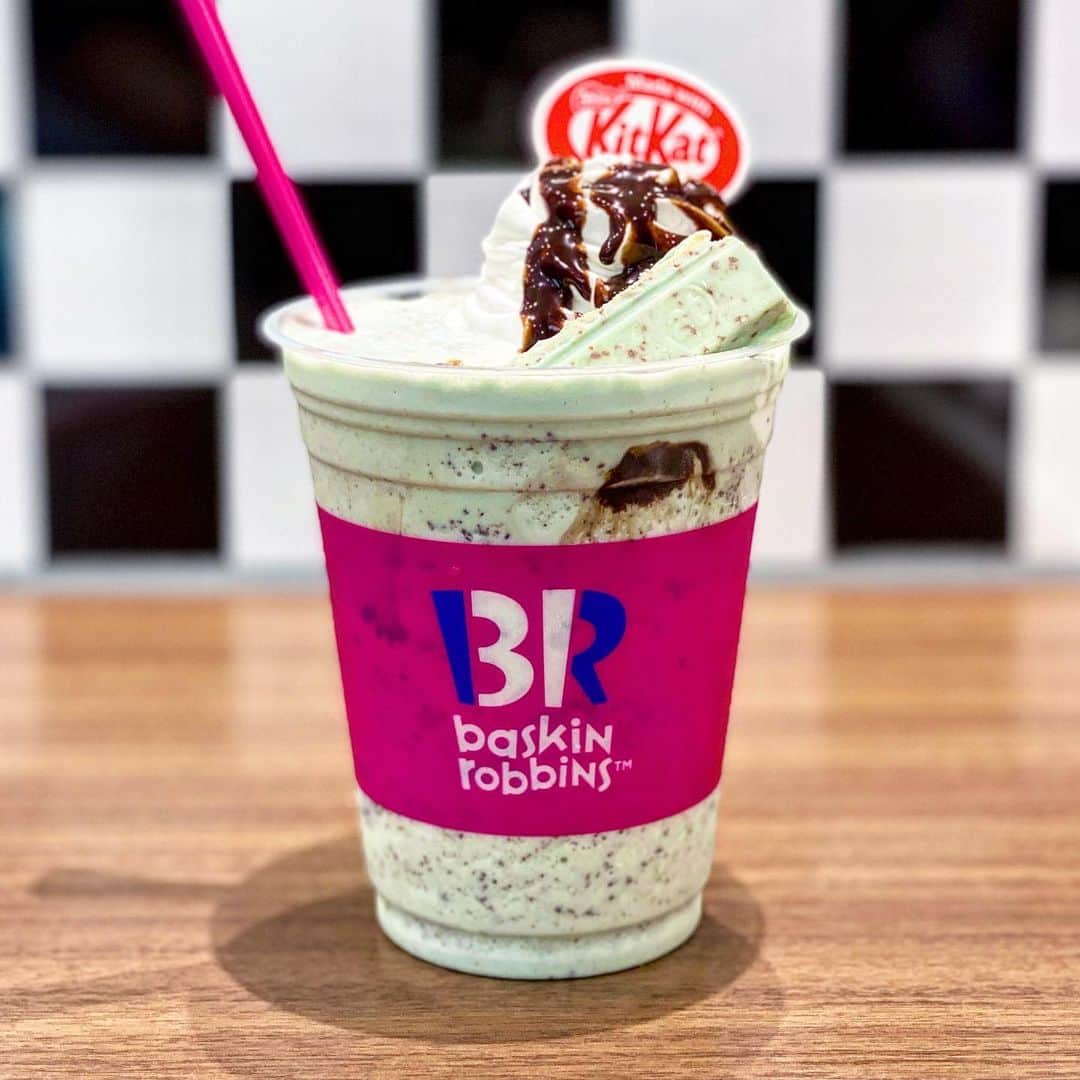 のインスタグラム：「🧼チョコミン党のためのインスタ⇒ @usiqlo🧼  【 サーティワン フローズンシェイクチョコレートミント 】  6/1〜6/29の期間限定！  サーティワンさんが50周年🎉ということで、 キットカットとのコラボシェイクが発売されました🥳  本日6/5からは、サーティワンコラボの チョコミントのキットカットが発売ということで 上にはそれがトッピングされています✊🏻  ✎𓂃𓂃𓂃𓂃𓂃𓂃𓂃𓂃𓂃𓂃𓂃𓂃𓂃𓂃𓂃𓂃𓂃𓂃𓂃𓂃  🍫チョコ感：☆☆ 🌿ミント感：☆+ 😍甘さ：☆☆☆++  💰購入価格：650円 ※店舗によって価格は異なるようです 🔥カロリー：368kcal  🗾販売場所：全国のサーティワンさんの店舗 🗓販売期間：2023年6月1日(木)～6月29日(木)  ✎𓂃𓂃𓂃𓂃𓂃𓂃𓂃𓂃𓂃𓂃𓂃𓂃𓂃𓂃𓂃𓂃𓂃𓂃𓂃𓂃  たくさんの氷に、サーティワンのチョコレートミントを1スクープ さらに、キットカットチョコミントの片割れと牛乳をブレンド🥛  仕上げには、ホイップクリームとチョコソース 残りの片割れキットカットがのせられています🌱  飲んでみると、いつもチョコミントよりミルク感が🥛✨ 牛乳の優しい甘みを感じるマイルドな爽やかさ🍃  氷の粒感の主張はそこまでなく、飲みやすかったです🫶🏻  キットカットは、水色でかわいい色合い🐬 サックサクでほろっと崩れる、思ったより軽い食感でした！  ✎𓂃𓂃𓂃𓂃𓂃𓂃𓂃𓂃𓂃𓂃𓂃𓂃𓂃𓂃𓂃𓂃𓂃𓂃𓂃𓂃  　　 　　 　　  #チョコミント #usiqlo_store #サーティワン #ネスレ #フローズンシェイクチョコレートミント #キットカットチョコレートミントアイスクリーム風味   #chocolatemint #ミントチョコ #mintchocolate #mintchocolatechip #チョコレート #チョコミン党  #うしくろくん #민트초코 #민트 #jmt #맛스타그램 #먹스타그램 #도쿄카페 #도쿄여행 #좋아요 #민초단 #薄荷巧克力」