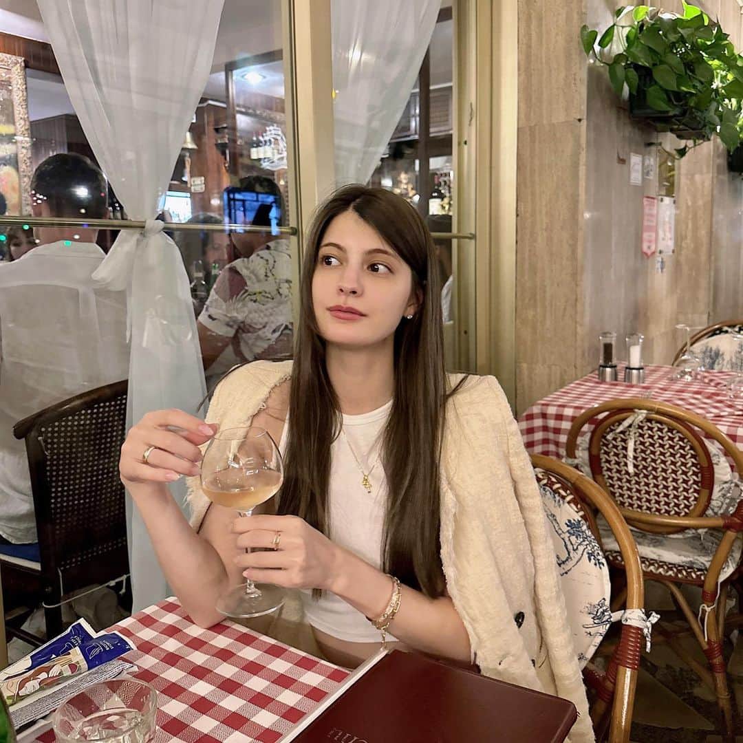マギーのインスタグラム：「南フランスにいる人たちがどんなファッションしてるかずっと観察してて、 なんとなく掴めてきて真似してるの最近🥹🫶  日本にいるときとバランス感に違いがあって楽しい🫶」