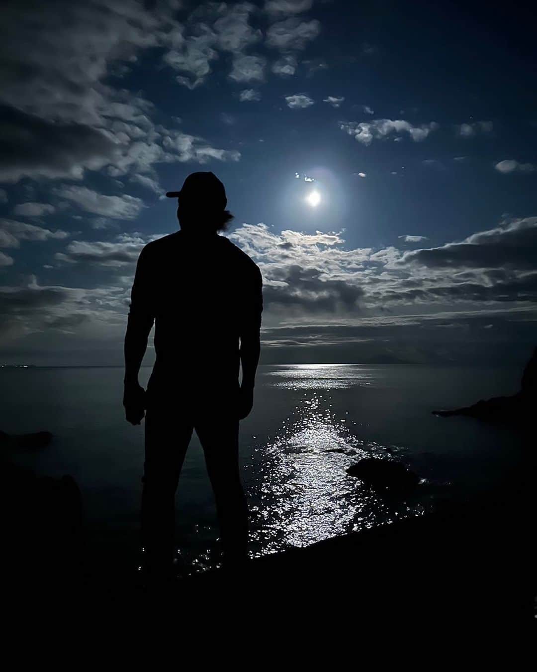 伊藤大海さんのインスタグラム写真 - (伊藤大海Instagram)「海はいつ行ってもパワーをもらえる場所。 穏やかな日もあればそうじゃない日も 表情がある様で素敵です。  月明かりが凄くて幻想的でした😳  大きな海のようになれるよう明日からも頑張ります🔥  #海 #大海」6月5日 20時38分 - hiromi0831.17