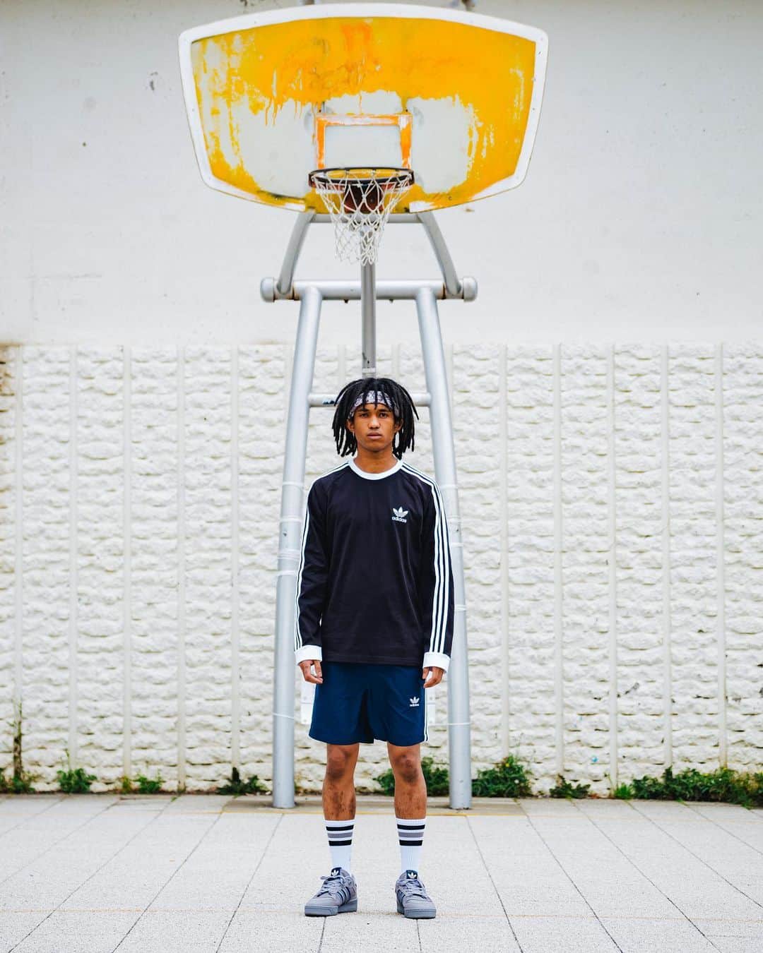 のインスタグラム：「⚡McGuffin Street News⚡  「adidas Originals」からスネーク柄のスリーストライプスでリデザインした atmos別注モデル「 adidas RIVALRY 86 atmos」が登場。  @adidasoriginals  @atmos_tokyo   「adidas Originals (アディダス オリジナルス)」から「atmos (アトモス)」別注モデル「RIVALRY 86 atmos」を6月10日(土)から発売いたします。 80年代に登場したバスケットボールシューズの「RIVALRY」は、某有名選手のシグネチャーモデルとしてその名を世に拡めた「adidas Originals」を代表するバスケボールシューズです。 そんなマスターピースの一足をグレイとネイビーカラーでリファイン。さらに、90年代に発売されたバスケットボールシューズの「CONCORD SNEAKE」から着用を得た、スネークスキンをシュータン、スリーストライプス、ヒールパーツに取り入れました。マットな質感のグレイとエレガントさを帯びたネイビースネークのコントラストでリュクスな印象に仕上げた別注モデルです。 本商品は、2023年6月5日(月)よりatmos-tokyo.comにて抽選受付開始、6月10日(土)よりatmos 各店(一部店舗除く)、atmos オンラインにて発売いたします。  #adidas #アディダス #RIVALRY86  #atmos #アトモス」