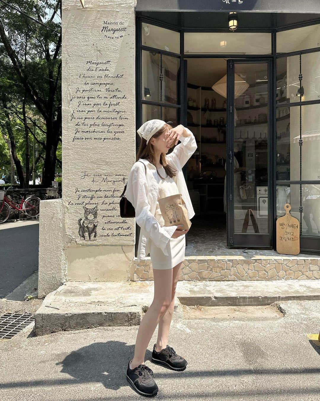 i am aiのインスタグラム：「🧂maison de margarett 🥐 ㅤㅤㅤㅤㅤㅤㅤㅤㅤㅤㅤㅤㅤ ㅤㅤㅤㅤㅤㅤㅤㅤㅤㅤㅤㅤㅤ 名前からすでに可愛いパン屋さんへ♡ ㅤㅤㅤㅤㅤㅤㅤㅤㅤㅤㅤㅤㅤ 天井まで壁一面に並べられたディスプレイが とっても素敵✨ 塩パンとベーグルをテイクアウトして 公園で食べたよ~⛲️🍽️ ㅤㅤㅤㅤㅤㅤㅤㅤㅤㅤㅤㅤㅤ ㅤㅤㅤㅤㅤㅤㅤㅤㅤㅤㅤㅤㅤ ㅤㅤㅤㅤㅤㅤㅤㅤㅤㅤㅤㅤㅤ #maisondemargarett #메종드마가레뜨#성수동#성수동카페#韓国パン屋#韓国カフェ#聖水カフェ#聖水洞#シャツコーデ#シャツ#シアーシャツ#ミニスカート#スカーフアレンジ#クロシェ編み#スニーカー#黒スニーカー#スニーカーコーデ#夏コーデ#ホワイトコーデ#ワントーンコーデ#オールホワイト#オールホワイトコーデ#韓国旅行#今日のコーデ#今日の服#コーディネート#shoponpon」