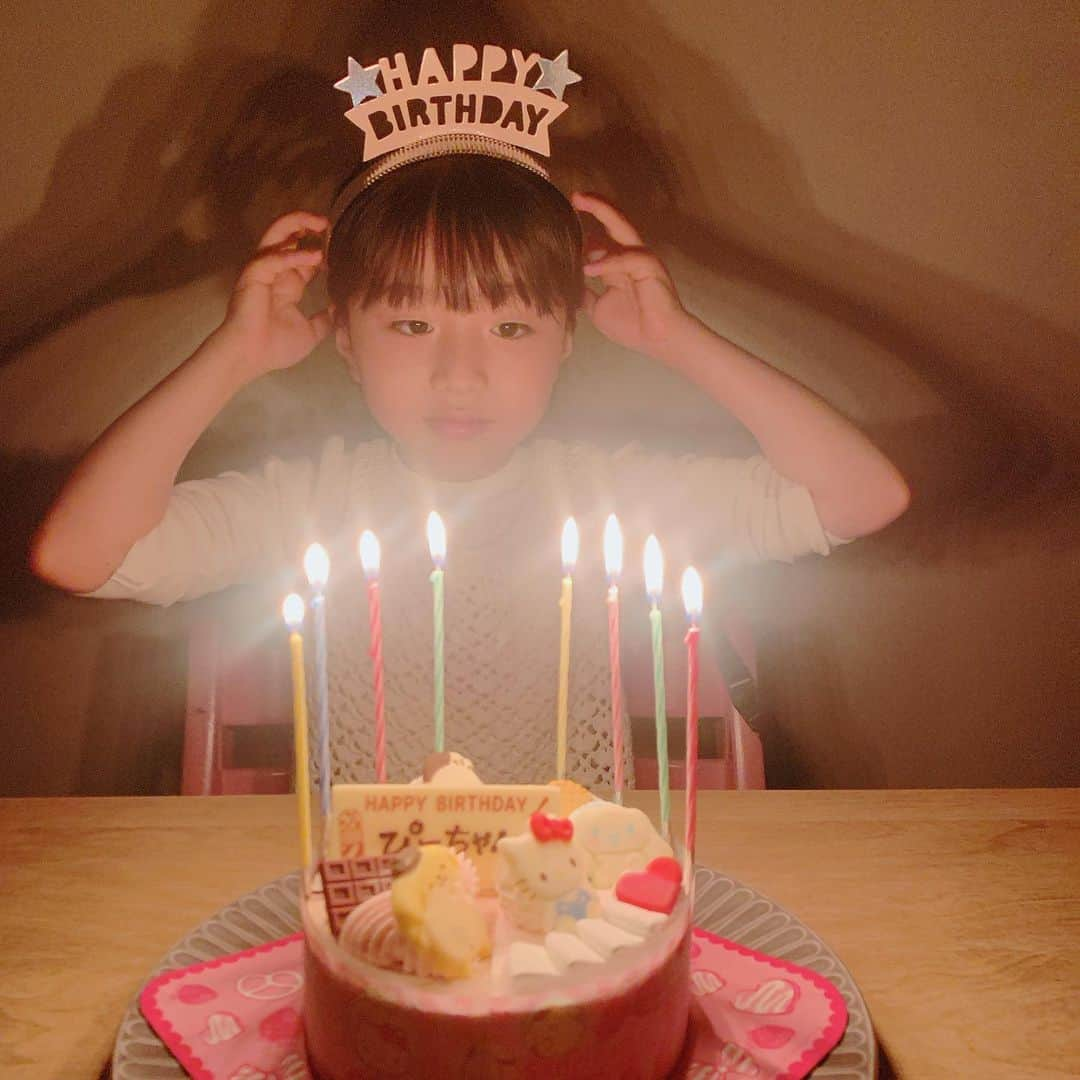 高橋まりなのインスタグラム：「. ゴーヤの日！ 8歳になりました♡ ぴーちゃんおめでとう♡ しっかりしているけど、まだ私の中ではベビちゃん👶🏻🍼 お風呂から上がったら、洗い物が終わってたり👏🏻 突然お手紙をくれたり💌 まつげパーマもネイルも、いち早く気づいてくれる次女🥰 これからも私のベビちゃんでいてね✨ . . . #末っ子#ベビちゃん#8歳#次女#3きょうだい#お誕生日おめでとう#お誕生日#8歳のお誕生日#サンリオケーキ#サンリオ#31#サーティワン#アイスケーキ#20230508#時差投稿」