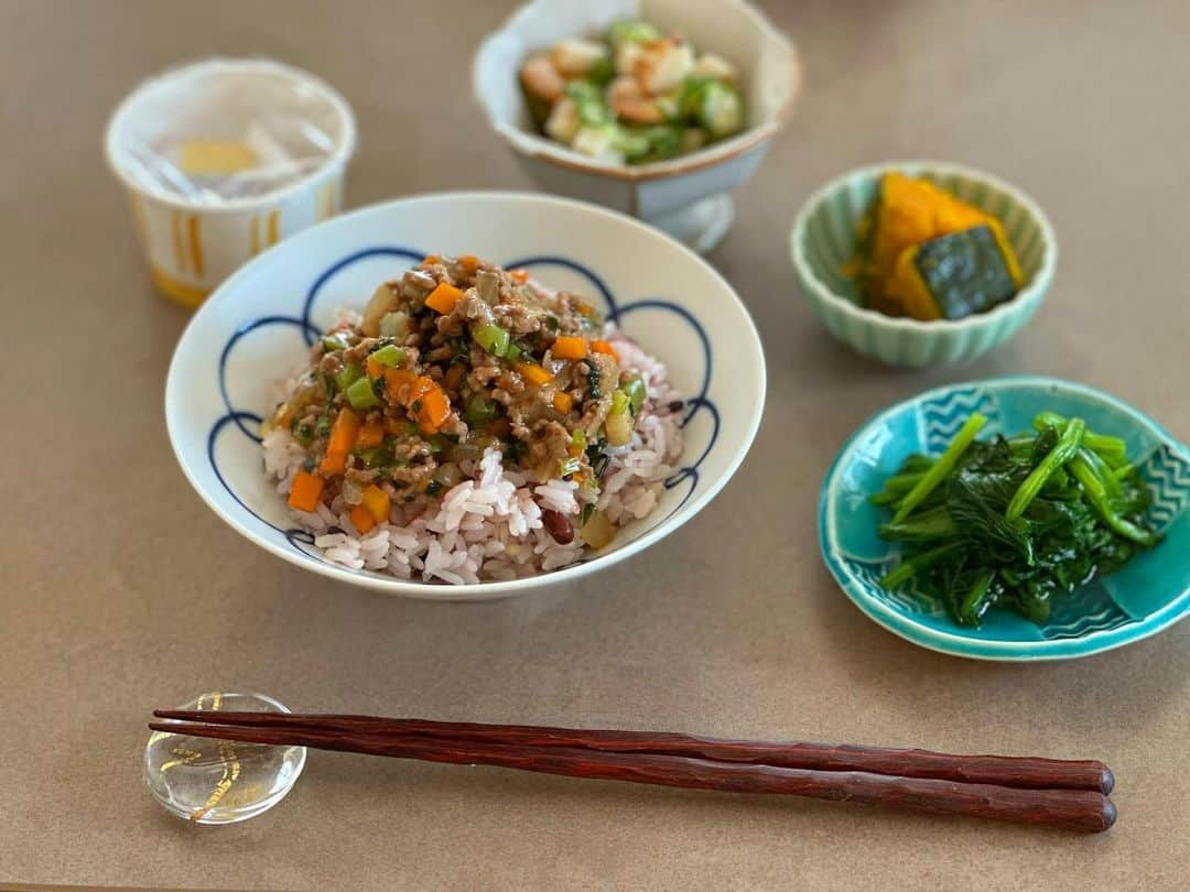 伊藤京子のインスタグラム：「久しぶりに#伊藤のおうちごはん　の投稿です🍚  息子が生まれてからは、作ったら即食事開始になることが多く(あ！あ！と言いながらお口を大きく開けて待っていることも😂)中々写真が撮れないのですが。笑  こちらの写真は私が食べたものですが、最近は息子に取り分けることを前提にメニューを考えることが多いです🥢  小松菜人参玉ねぎ入りの和風あんかけごはん 竹輪、海老の酢の物 ほうれん草お浸し 南瓜煮(お砂糖の代わりに甘酒で煮てます) 納豆  あんかけにするとよく食べてくれるのでお野菜をたっぷり入れて和風、洋風、中華風など味は変えつつよく出します🧑‍🍳  毎日試行錯誤ですが、ニコニコしながら沢山食べてくれると作って良かった〜とこちらも嬉しくなります🥰 明日は何を作ろうかな🌼」