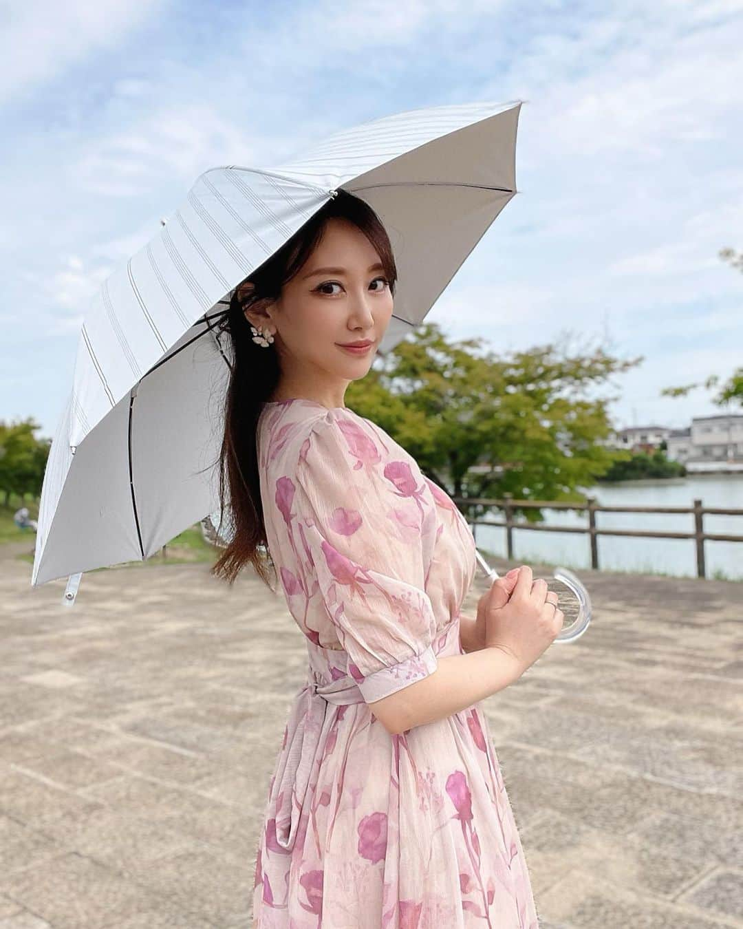 太田莉加さんのインスタグラム写真 - (太田莉加Instagram)「・ ・ お天気が落ち着いたと思ったら 日差しが強い☀️ ⁡ 日焼け止め塗るの好きじゃないから日傘で☂️ @moonbat_online_shop ⁡ 1級遮光99.99％！ 厳しい基準をクリアした遮光傘だから安心☺️ ⁡ 光を反射させることで温度の上昇を防いでくれる遮熱効果もあるから涼しい🍃 ⁡ 晴雨兼用で雨の日も使えるから便利✨ ⁡ #PR #フワクール #フワクールホワイト #日傘 #デパコス日傘 #ムーンバット#美白 #ＵＶケア #ＵＶカット  #遮光 #日焼け対策 #晴雨兼用」6月5日 20時46分 - rikapanda.official