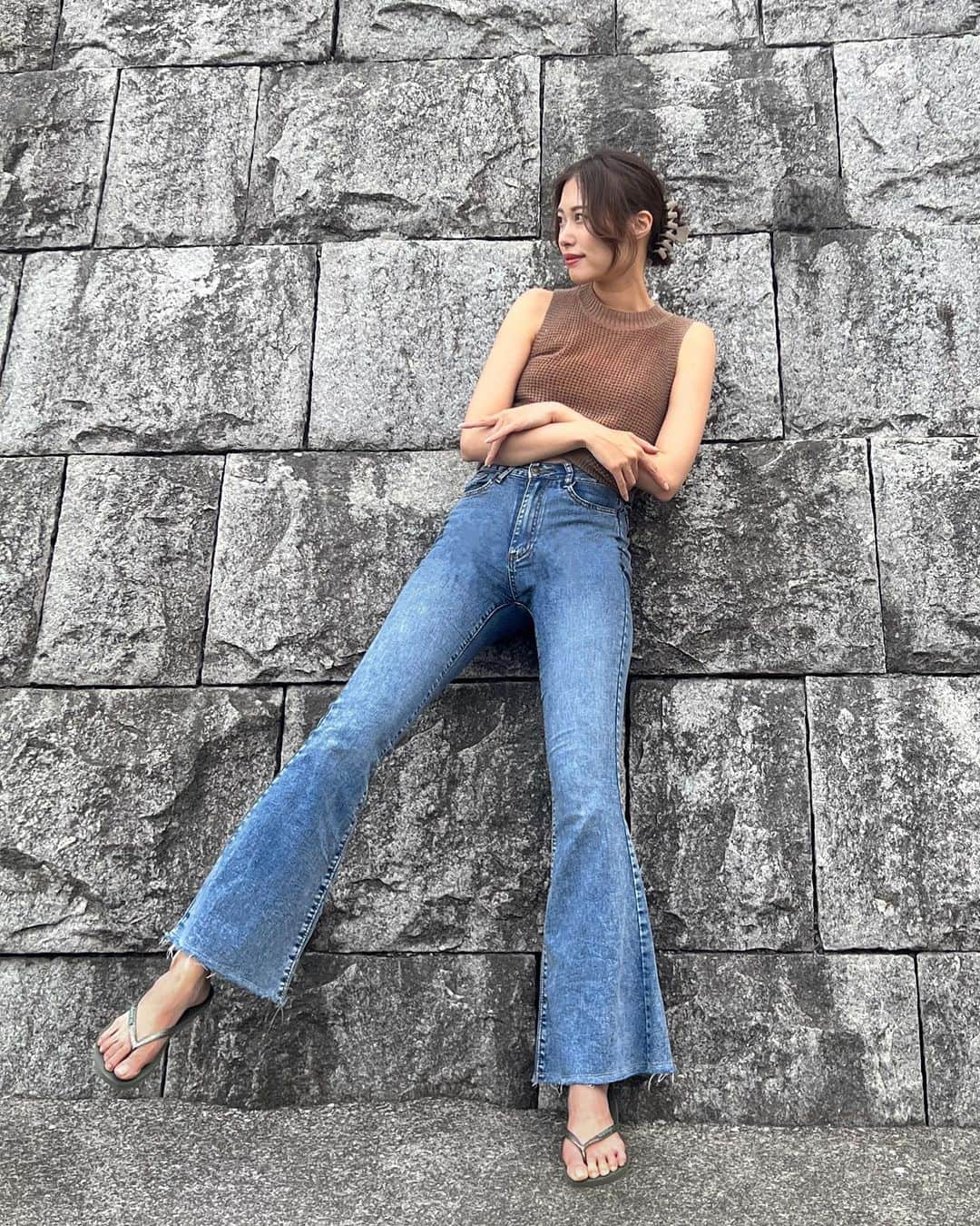 澤井玲未のインスタグラム：「今回はカーキ💚 デニム合わせのビーサンってラフで可愛いよね🩴👖 1日中歩き回ってても鼻緒の所靴擦れなしだった🤭 .  #ハワイアナス #ビーチサンダル #DesignedForAFreeLife #PR」