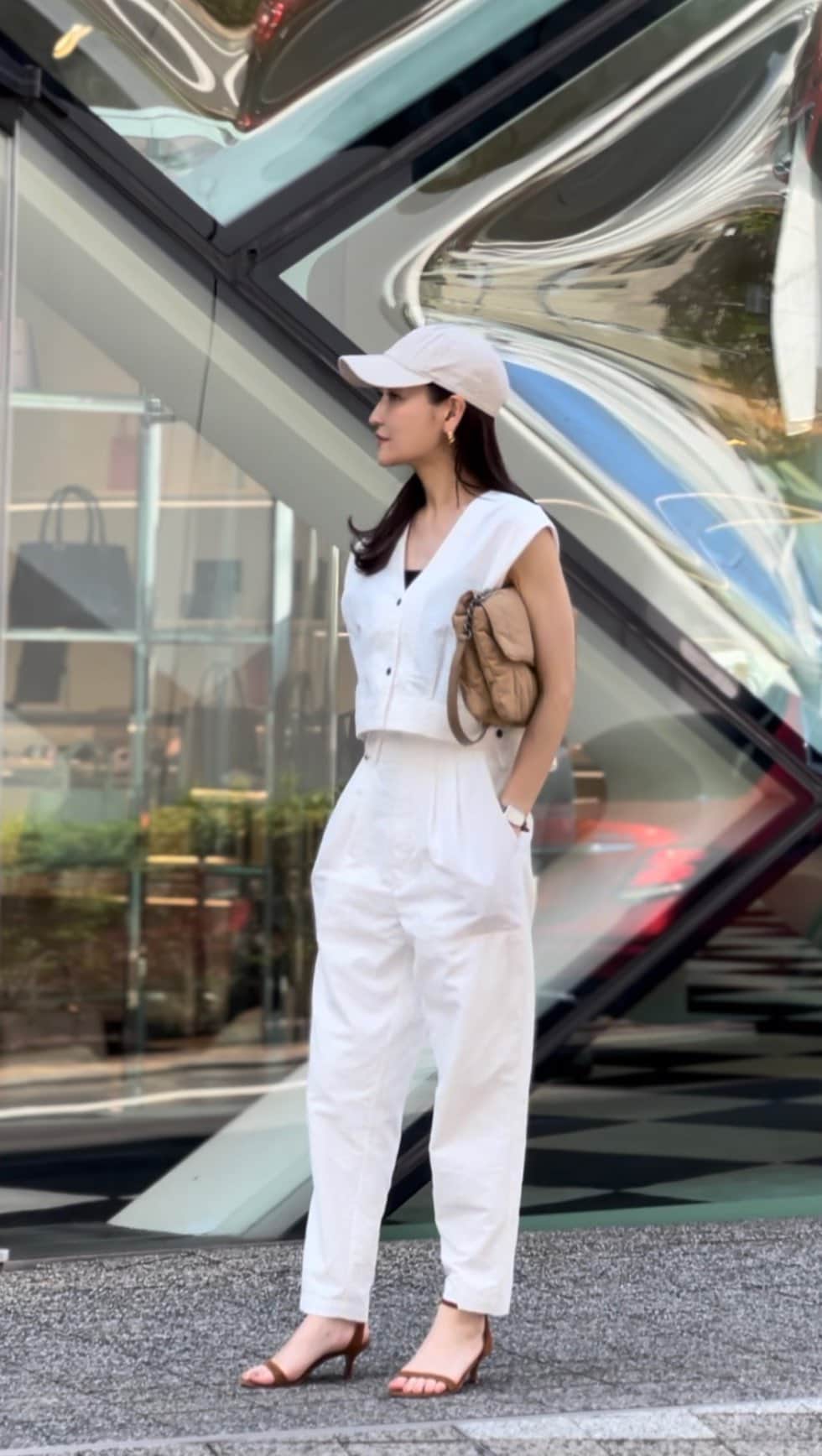 金子麻貴のインスタグラム：「ホワイト×ベージュコーデ🤍  サラッとした生地で暑い日も快適に過ごせそうな @elendeek のセットアップ。 これはレジャーでも使えそう😆👍  ブラックの小物でモノトーンも絶対可愛いけど 久しぶりにワントーンコーデ。  即完売した @re_gleam のキャップは7日から追加受注オーダー受付スタートです✨  #fashion#reels#regleam#elendeek#zara#pellico#セットアップ#キャップ#ワントーンコーデ#ホワイトコーデ#キャップコーデ#シンプルコーデ#夏コーデ#ママコーデ」