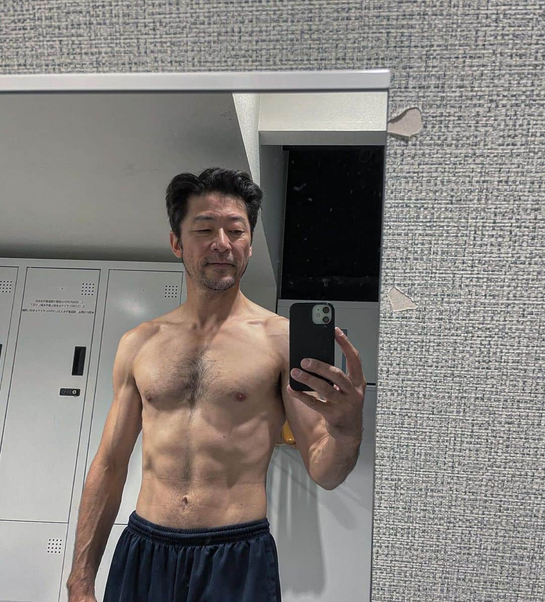浅野忠信のインスタグラム：「@ti_habit さんで筋トレ始めて3ヶ月経ちました！ 素晴らしいトレーナーの皆さんの支えと食事のアドバイスにより10キロくらい痩せることができて、まだまだですが筋肉もいい感じになって嬉しい限りです！ ありがとうございます！」