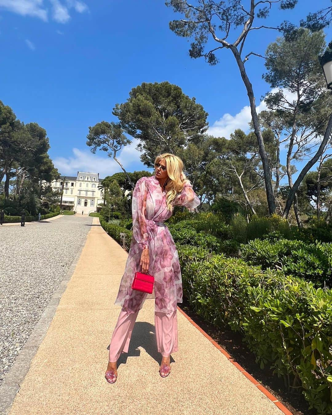 ヴィクトリア・シルヴステッドさんのインスタグラム写真 - (ヴィクトリア・シルヴステッドInstagram)「Colors of Summer 🌸🍓🌺💗  Silk flower dress @ereda.italy」6月5日 20時59分 - victoriasilvstedt