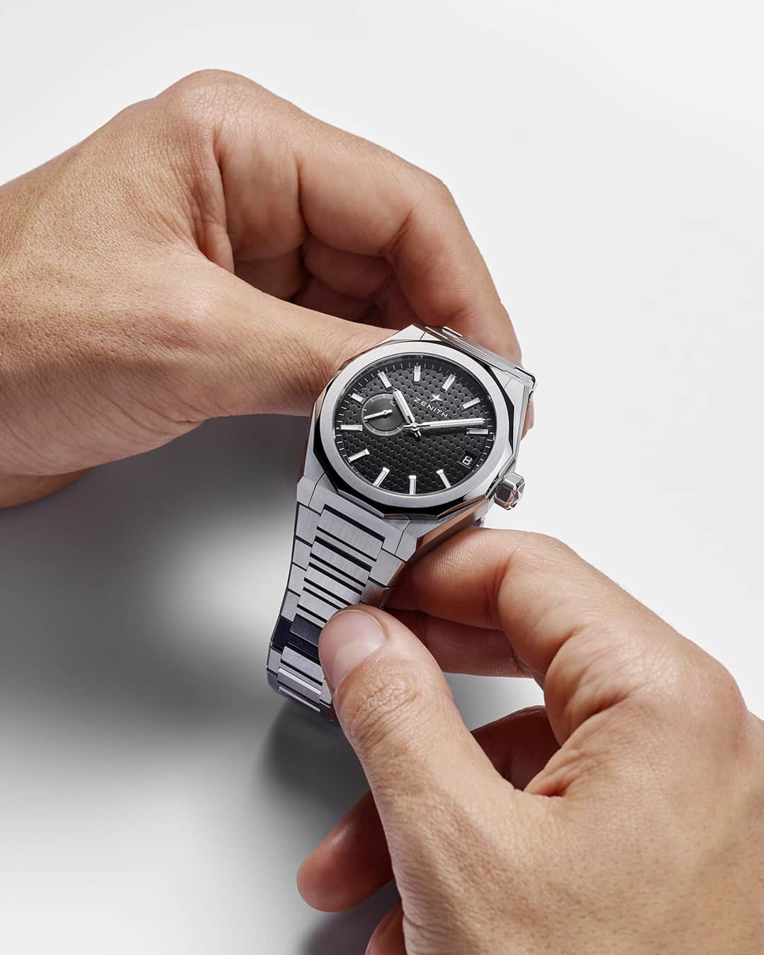 ゼニスのインスタグラム：「#DefySkyline: Even with its unmistakable angular geometry, ergonomics are very much at the core of the DEFY Skyline.」