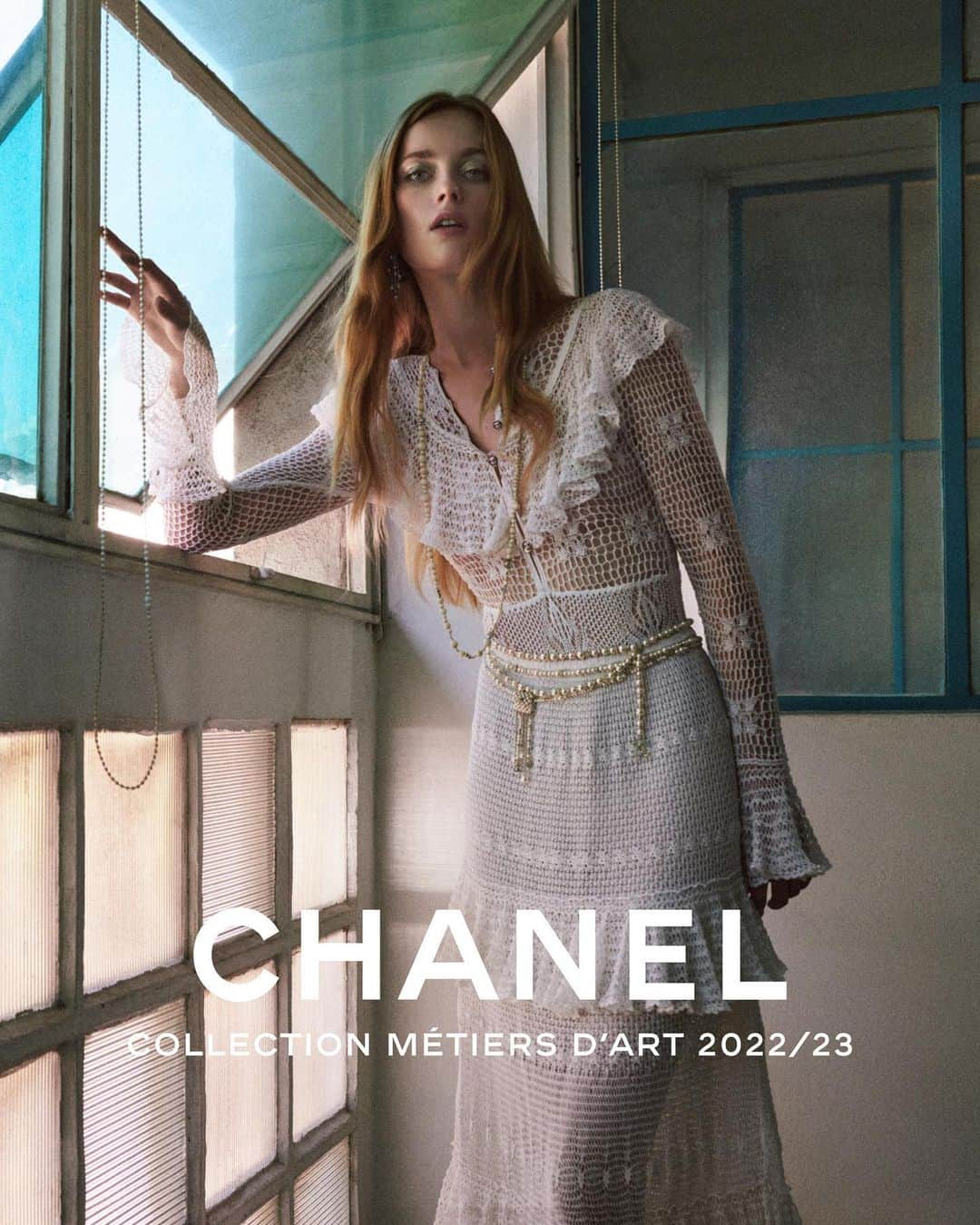 シャネルさんのインスタグラム写真 - (シャネルInstagram)「Between seaside and metropolitan landscape — the imagery of the CHANEL 2022/23 Métiers d’art campaign captures the delicate materials of the collection, embodied by Amar Akway and Rianne Von Rompaey and photographed by Mikael Jansson.  The collection is now available in boutiques.  See more at chanel.com  #CHANELMetiersdArt @Le19M @AkwayAmar_ @RianneVanRompaey @MikaelJansson @IbKamara」6月5日 21時00分 - chanelofficial