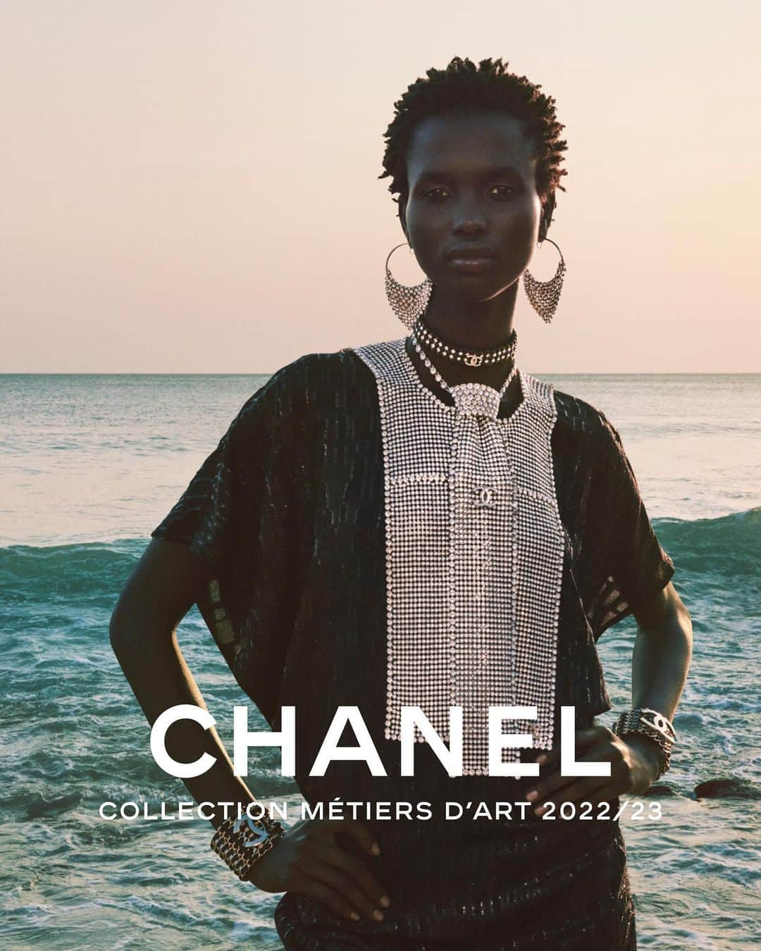 シャネルさんのインスタグラム写真 - (シャネルInstagram)「Between seaside and metropolitan landscape — the imagery of the CHANEL 2022/23 Métiers d’art campaign captures the delicate materials of the collection, embodied by Amar Akway and Rianne Von Rompaey and photographed by Mikael Jansson.  The collection is now available in boutiques.  See more at chanel.com  #CHANELMetiersdArt @Le19M @AkwayAmar_ @RianneVanRompaey @MikaelJansson @IbKamara」6月5日 21時00分 - chanelofficial