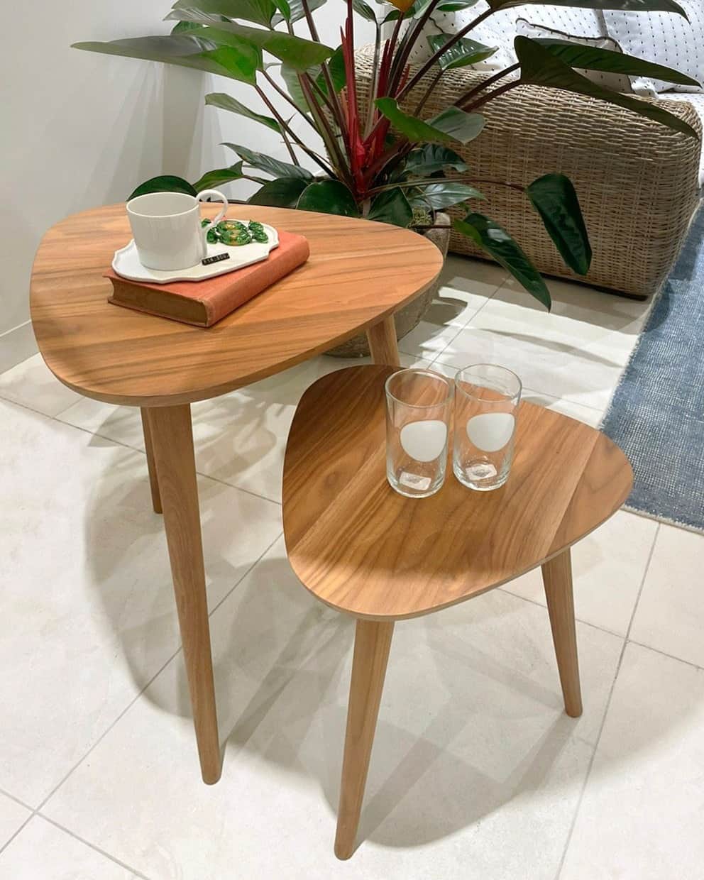 GERVASONI JAPAN / ジェルバゾーニ ジャパンのインスタグラム：「Side Table：BRICK242/244  天板と脚部はそれぞれ別のお色味を選ぶことも可能です。 お部屋のイメージに合わせて、雰囲気を変えていただけます。 写真のように大きさ違いのテーブルを 合わせてご使用いただくのもおすすめです。  バリエーション 天板： ●ウォールナット(ナチュラル) ●オーク（ブリーチ/ホワイト/グレー/ブラック/オーシャン/ダブグレー) ●ホワイト大理石 脚部： ●ウォールナット(ナチュラル) ●オーク（ブリーチ/ホワイト/グレー/ブラック/オーシャン/ダブグレー)  【 お問い合わせ 】 GERVASONI TOKYO tel : 03-5962-6477 mail : info@gervasoni.jp 営業時間 : 11:00 ～ 20:00 . . . #gervasoni #gervasoni1882 #gervasonitokyo #luxuryfurniture #furniture #interior #showroom #ジェルバゾーニ #インテリア #家具 #インテリアデザイン #インテリアコーディネート #レイアウト #ライフスタイル #デザイン #リビング #ソファ #チェア #テーブル #豊かな暮らし」