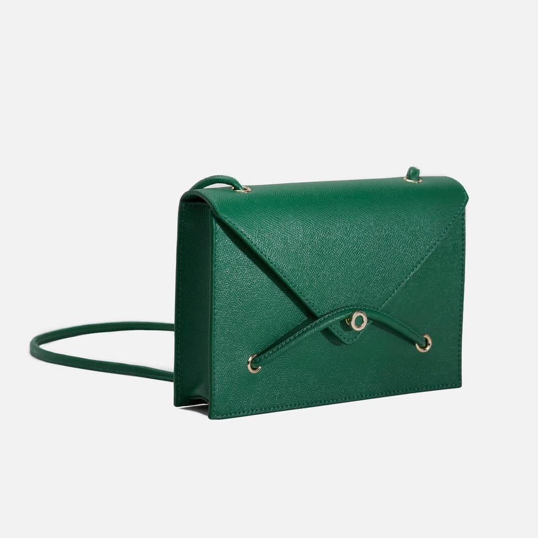 ローのインスタグラム：「Always pushing the envelope in upscale upcycling. Our Monday Muse spotlight turns to Lella in shamrock green, inspired by the sleek, intelligent design ethos of Italian architect Lella Vignelli. ⁠ .⁠ .⁠ .⁠ #robags #upscaleupcycling #mondaymuse」