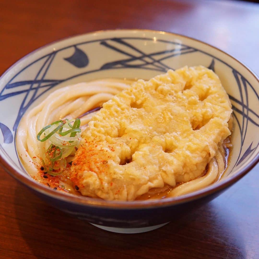 のインスタグラム：「好きな天ぷらランクインしてた！という人は「😳」で教えてください！  ストーリーで「これぞ通好み！」な天ぷらを教えてくださいというお声をいただいたのでランキングでご紹介👇  1位：れんこん天✨ 厚みがあり食べ応え抜群なれんこん天は、シャキシャキ食感が特徴の一品。 だしにつけて食べると、よりれんこんの甘みが口いっぱいに広がります。  2位：いか天🦑 衣のサクサク感といかの柔らかな食感がたまらない！たっぷり天ダレをかけて食べるとタレの甘さも相まって止まらないおいしさに！  3位：ちくわ天🥢 かけだしとの相性は抜群！かけうどんと合わせれば「そうそう！これがいいんだよね！」とうなずくおいしさを楽しめます。  #丸亀製麺 #丸亀うどん #udon #麺 #うどん #天ぷら #いか天 #れんこん天 #ちくわ天」