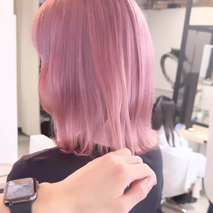 のインスタグラム：「✨ダメージレスブリーチ✨ ⁡ ⁡ 🎨カラーが不安な方必見🎨 自分史上最高のヘアスタイルとサラツヤヘア😍 ⁡ 是非お気に入りなスタイルはいいね👍保存お願い致します♪良ければフォローもお願い致します😍 ⁡ 最高の髪質改善トリートメント出来ました\(//∇//)\ 顧客のお客様から新規のお客様まで初回は¥10000となっております◎ 是非体感してください\(//∇//)\ ⁡ ※僕が載せてるオリジナルダメージレスブリーチは僕にしかできません！！ ⁡ ⁡ 独自の方法と薬剤を使用している特殊技術です。 いいなぁと思ったらいいね押してくれると喜びます😆⭕️ ⁡ 来店されるときは 髪型を @yuki__sakashitaのラインナップから好きなスタイルを保存して見せてくださいね😍 ⁡ あとは、髪の状態や似合わせであなたに似合う髪型、カラーをご提案させていただきます。 ⁡ 🉐新規クーポン🉐 カット＋ダブルカラー+トリートメント　¥16800- カット＋ケアカラー＋髪質改善　¥18500- 髪質改善　　　　　　　　　　　¥10000- ⁡ ⁡ 🐥良くある質問🐥 Q.カラーのもちは？ A.デザインカラー(ハイライト、バレイヤージュetc)は2〜3ヶ月 ブリーチカラー(全頭ブリーチ、インナーカラー)1〜2ヶ月 Q.オリジナルダメージレスブリーチとはなんですか？ A.僕にしかできないトリートメントとブリーチを配合➕前処理トリートメント、アフタートリートメント髪のダメージレベルを見極めて調合します。 Q.どんな髪質でも大丈夫ですか？ すでに過度のダメージがあったり、黒染め履歴がある場合は希望のカラーにするためのプロセスが異なる場合があります。 その場合でも最善の提案をさせていただきます。 Q.髪質改善はどんな髪でも出来ますか？ ブリーチしてる方からしてない方まで幅広く対応できます！ 軟毛〜普通毛　一回で感動レベル🥺 硬毛、癖毛　1〜2回で完璧に仕上げます！ Q.髪質改善のもちは？ 1ヶ月以上です✨ もちろん繰り返すほど定着しやすくなりもっとモチも良くなります^ ^ ⁡ 👑カラースペシャリスト👑 ✂️ダメージ90%OFFのブリーチができる ✂️豊富な経験で失敗しないカラーができる ✂️年間1000人以上担当している実績 ⁡ 🔱カラーの失敗が心配な人でも大丈夫🔱 僕のオリジナルダメージレスブリーチは他店ではマネ出来ないやり方です。✨ カラーなら僕にお任せください💗 今までのブリーチに比べて圧倒的にダメージレス、ツヤツヤカラーを楽しめます。 豊富な経験によるカラー知識であなたの なりたいカラー叶えます✨ ⁡ ✂️痛みたくない ✂️可愛いカラーになりたい ✂️デザインカラーを楽しみたい ✂️手触り良くしたい ✂️透明感が欲しい ✂️赤みオレンジ味を無くしたい カラーが不安な方は一度カラー美容師阪下までご相談ください😆 ⁡ 👑丁寧なマンツーマン接客👑 お客様を1人1人幸せにしたいという想いから 1人1人マンツーマンで接客させていただいてます😄一緒にステキな髪型作りましょう ⁡ 丁寧な接客と技術でお客様に少しでも素敵な 時間を過ごして頂けると嬉しいです。 ⁡ このインスタをみて好感を持ってもらい僕に髪の毛を任せてもらえるようでしたらお客様に喜んで頂けるよう全力で綺麗にさせていただきます✨ ⁡ ご予約ご相談は 🕴トップのURLまたはDM 担当:阪下裕紀 ⁡ 住所 東京都渋谷区神宮前4-26-2守谷ビル2F アクセス ⁡ 千代田線 明治神宮前駅 徒歩5分 副都心線 明治神宮前駅 徒歩5分 JR原宿駅　徒歩7分 東京メトロ　表参道駅　徒歩7分 ⁡ ⁡」