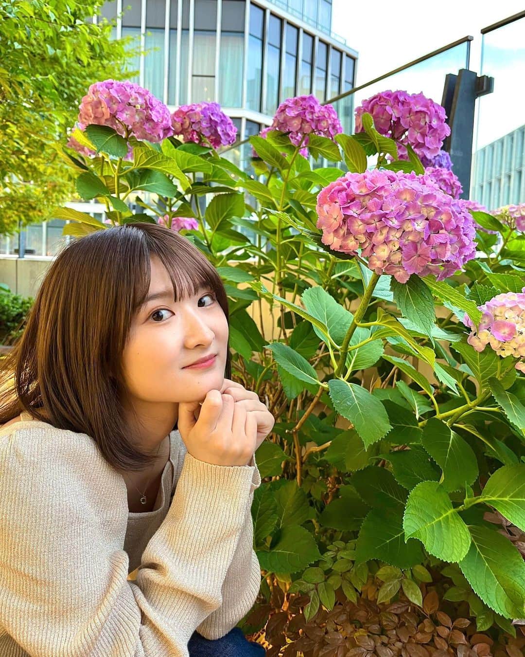 葉月智子のインスタグラム：「. 6月だ！！渋谷に紫陽花咲いてた✨  舞台今週末から🪄 サイン会お見送り会もあります🌿 近くで生存確認できます🙌笑 なのでいっぱい観に来てください💗  #Chomostagram」