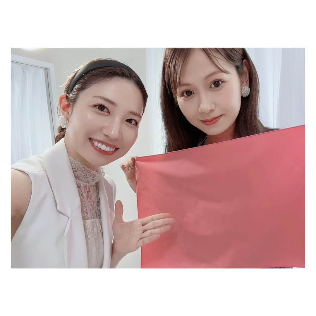 小河結香さんのインスタグラム写真 - (小河結香Instagram)「make up💄✨  しほちゃんのサロンがいつの間にか移転して 完全プライベートサロンになってたので 改めて開店祝いといつのって感じの誕プレと 推しのアクスタ渡しに行ってきた😆  清潔感溢れる綺麗なサロンで 細部までお洒落な内装で流石だった👏 改めてOPENおめでとうございます🎊  しれっとフルメイクまでやって頂きました💄 正直メイクには特にこだわりなくて… デパコスを自分で買った事 一度もないでございます💧 全て人様からの頂きもので今までやってきた ただの乞食でお恥ずかしい…🫣 薬局&ドンキしか勝たん🫶 コスメで浮いたお金が全て 推しへと貢がれている訳でございます✋笑  そんな女子力低い私に色々とアドバイスしてくれて 特に苦手な流行りの眉毛の描き方とか 似合うコスメの色とか教えてもらった💕 あと憧れのヨジャドルになりたくて ガッツリイエベなのにブルーの下地を 上手に使ってメイクしてくれました❣️ 今の私のミューズはエスパの冬子と ルセラのチェウォンです🫶  そんな自分メイクからのビフォーアフターが 凄すぎてヤバイ💨(画像2枚目) 加工なしのノーマルカメラで なぜ顔の大きさが変わるんや🙄  4枚目みたいに私のパーソナルカラーに合った オススメなコスメも選んでくれたり 前回品切れだったお揃いのピアスも頂いちゃったり 大したお祝いしてないのにお祝い返しに サロンのロゴ入りミラーまで頂きました🎁 友達が神に覚醒した日だった💖 持つべきものは女子力高い友達…🥰 また色々教えてやって下さい🙏  そんなしほちゃんのサロンの情報は タグからとんでcheckしてね🔗 メイクのアドバイスもしてくれるし リピーター様用のメイクメニューもあるよ👍  忙しいだろうけどたまには 推し活も一緒にしてね🥺  #顔タイプ診断 #顔タイプ #イメコン #イメコン名古屋 #パーソナルカラー診断 #パーソナルカラーアナリスト #顔タイプ診断アドバイザー #名古屋イメージコンサルタント #名古屋パーソナルカラー #lila名古屋#顔タイプ診断名古屋 #イメージコンサルタント #メイク #メイク好き #パーソナルカラー診断名古屋#16タイプパーソナルカラー診断 #16タイプパーソナルカラー #16タイプパーソナルカラー診断名古屋 #fashion #ブルベ #イエベ#ootd#make #ブルベ夏メイク#フェミニンタイプ」6月5日 20時54分 - yun2world