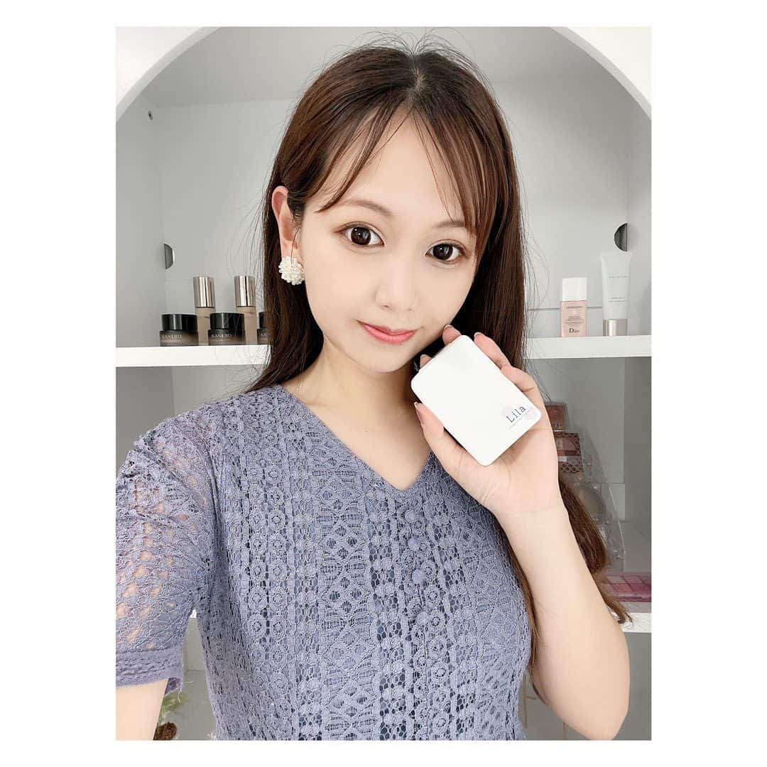 小河結香さんのインスタグラム写真 - (小河結香Instagram)「make up💄✨  しほちゃんのサロンがいつの間にか移転して 完全プライベートサロンになってたので 改めて開店祝いといつのって感じの誕プレと 推しのアクスタ渡しに行ってきた😆  清潔感溢れる綺麗なサロンで 細部までお洒落な内装で流石だった👏 改めてOPENおめでとうございます🎊  しれっとフルメイクまでやって頂きました💄 正直メイクには特にこだわりなくて… デパコスを自分で買った事 一度もないでございます💧 全て人様からの頂きもので今までやってきた ただの乞食でお恥ずかしい…🫣 薬局&ドンキしか勝たん🫶 コスメで浮いたお金が全て 推しへと貢がれている訳でございます✋笑  そんな女子力低い私に色々とアドバイスしてくれて 特に苦手な流行りの眉毛の描き方とか 似合うコスメの色とか教えてもらった💕 あと憧れのヨジャドルになりたくて ガッツリイエベなのにブルーの下地を 上手に使ってメイクしてくれました❣️ 今の私のミューズはエスパの冬子と ルセラのチェウォンです🫶  そんな自分メイクからのビフォーアフターが 凄すぎてヤバイ💨(画像2枚目) 加工なしのノーマルカメラで なぜ顔の大きさが変わるんや🙄  4枚目みたいに私のパーソナルカラーに合った オススメなコスメも選んでくれたり 前回品切れだったお揃いのピアスも頂いちゃったり 大したお祝いしてないのにお祝い返しに サロンのロゴ入りミラーまで頂きました🎁 友達が神に覚醒した日だった💖 持つべきものは女子力高い友達…🥰 また色々教えてやって下さい🙏  そんなしほちゃんのサロンの情報は タグからとんでcheckしてね🔗 メイクのアドバイスもしてくれるし リピーター様用のメイクメニューもあるよ👍  忙しいだろうけどたまには 推し活も一緒にしてね🥺  #顔タイプ診断 #顔タイプ #イメコン #イメコン名古屋 #パーソナルカラー診断 #パーソナルカラーアナリスト #顔タイプ診断アドバイザー #名古屋イメージコンサルタント #名古屋パーソナルカラー #lila名古屋#顔タイプ診断名古屋 #イメージコンサルタント #メイク #メイク好き #パーソナルカラー診断名古屋#16タイプパーソナルカラー診断 #16タイプパーソナルカラー #16タイプパーソナルカラー診断名古屋 #fashion #ブルベ #イエベ#ootd#make #ブルベ夏メイク#フェミニンタイプ」6月5日 20時54分 - yun2world