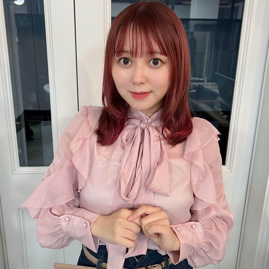 瑞稀ミキのインスタグラム：「まもなく、半年遅れの生誕祭なので気合い入れてる毎日ですワ！  🩷1枚目　髪の毛イメチェンするか迷ったけど安定のピンク… 担当は安定の @spica_nakada_ さまさま🙏 💚2枚目 「テニスの王子様」テニフェスへ🎾作詞した曲が満員の横アリに鳴り響くという体験をさせてもらいました…幸せ！がんばろう！ 🤍3枚目　へにょり 🩵4枚目　みきちゅ復習イベント！実はもんぺちゃんと仲良しなことをみんなに言えて(?)よかった！楽しかったね！6/11はよろしくね！」