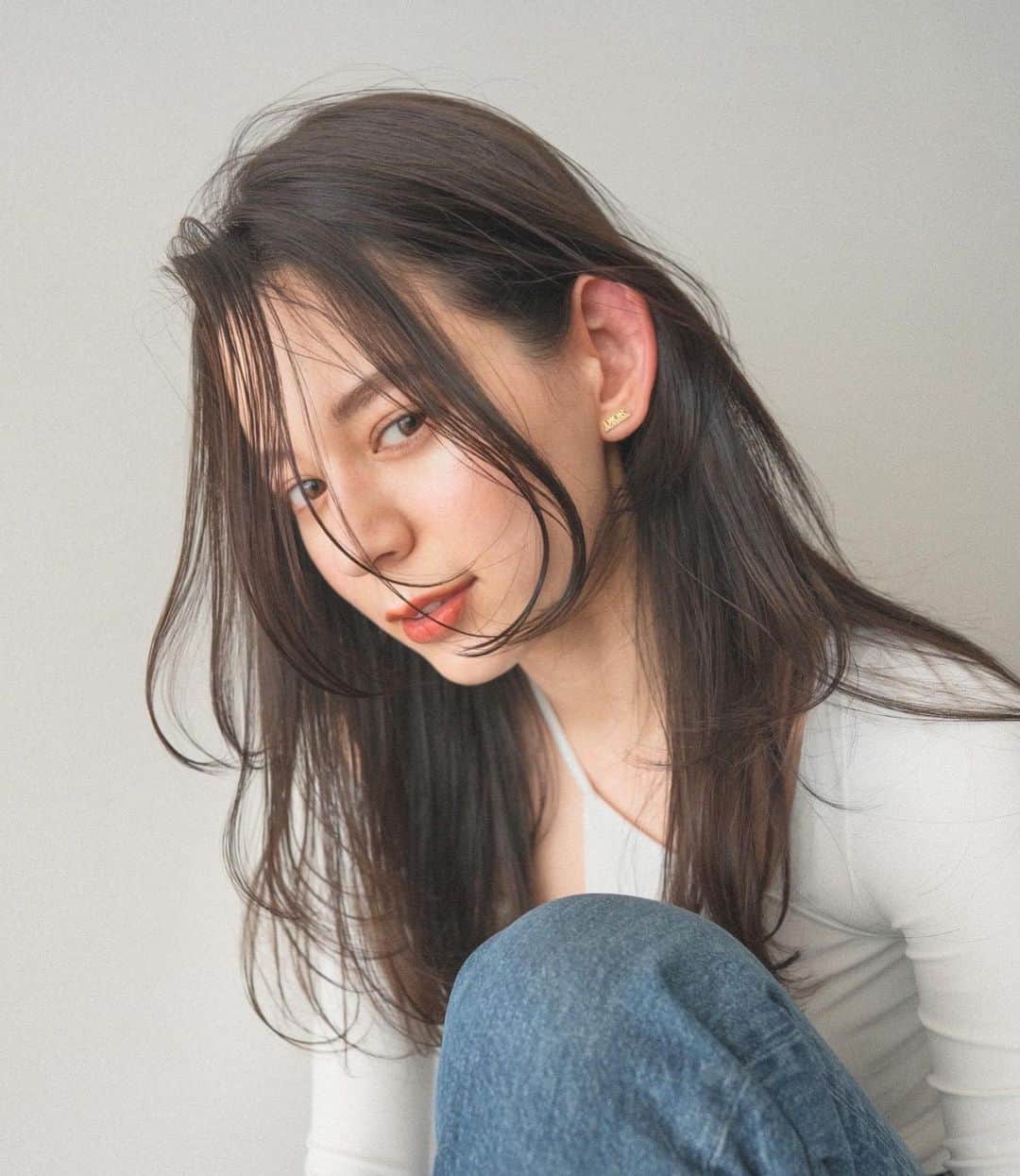 齋藤純也のインスタグラム：「ロングレイヤースタイル  顔まわりの動く毛束のデザインにこだわって 収まりが良くてたっぷり動くヘアスタイル 骨格と輪郭と髪質に合わせて誰よりも似合うデザインを♪  ✴︎PRICE✴︎ カット✂︎7700円 カラー✂︎7700円  カットなしの場合シャンプーブロー料金+2200円 カラーはトリートメントin処方で圧倒的な艶感と手触りをプラスします。 ブリーチor3Dハイライト施術はプラス7700円です。 パーマ✂︎7700円 トリートメント✂︎種類多数によりカウンセリングで決めさせていただきます。5500円〜11000円 縮毛矯正✂︎17600円、前髪のみは6600円 ・ ネット予約が×の所もお電話かDMで時間調整できますので気軽にご連絡ください！ kelly.表参道本店　A1出口より徒歩45秒 東京都渋谷区神宮前5-2-5 JY表参道ビル２Ｆ kelly. ・ ・ ✔️群馬県伊勢崎市で出勤するスケジュールは隔週水曜日です。 群馬店は料金が異なります、お問い合わせください 群馬のご予約はＤＭまたは ホットペッパービューティーで  kelly. by L.O.G 検索✂︎ 在籍日程が少なくて申し訳ありません。 薬剤は最新のものを揃えました 群馬県伊勢崎市宮前町146-1」
