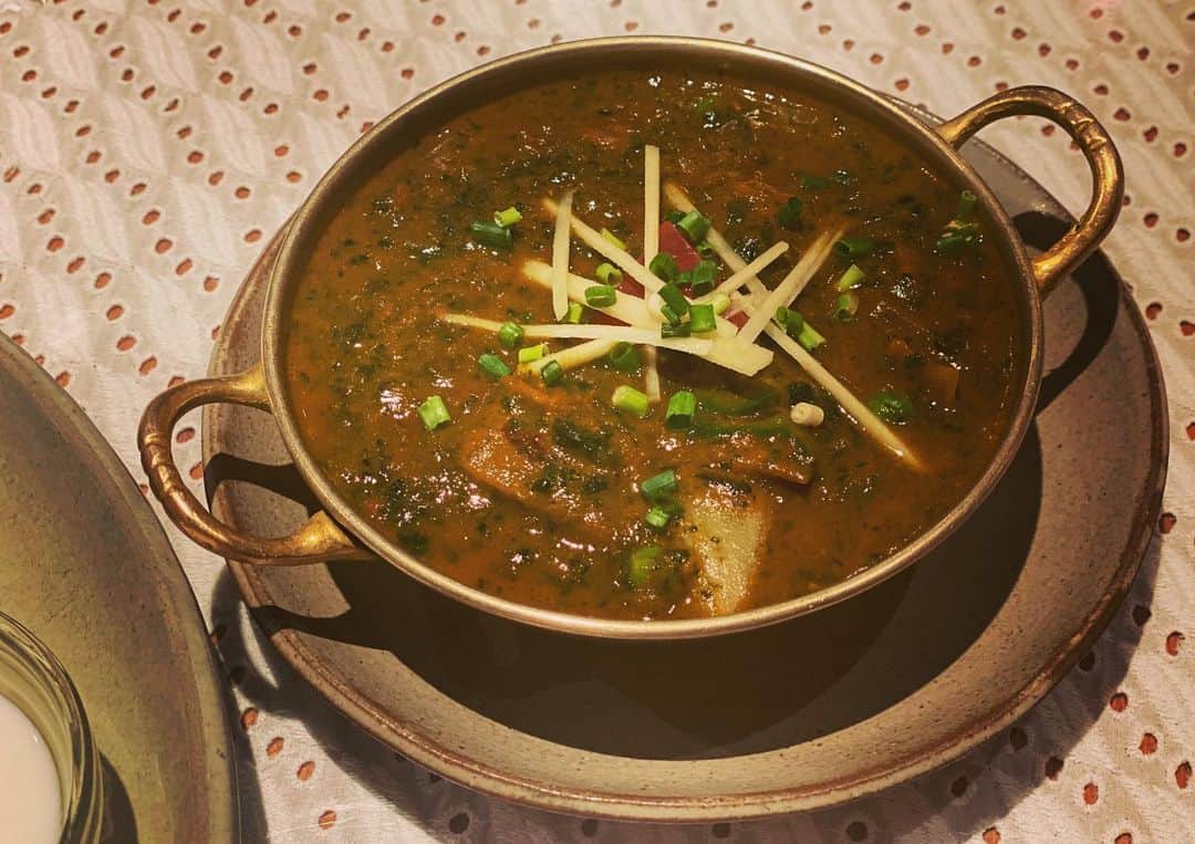 YUKA さんのインスタグラム写真 - (YUKA Instagram)「夏を感じるとカレースイッチがONになります🍛🌞  先日、ずっと行きたかったインド料理のお店、BHOJAN(ボージャン)さんへ！お店の雰囲気もとても素敵で落ち着きます✨  コースの最初に食べたパクチーのスープが美味しすぎて感動🥹  我が家でもパクチーをたくさん栽培しよう！と苗を買いに行くことを決意。笑  皆んなで少しずつシェアして。ほうれん草のカレーも、バターチキンカレーも、マトンのカレーも美味しかった😋💕  スパイスは身体も心も活性化させてくれます！！食後のチャイも、甘く、やさしく沁みる〜😂  たくさん食べて、歌って、動いて、パワーを漲らせるのだ‼️うおぉー。🦁  #moumoon #tour #currylover #thebestday」6月5日 20時56分 - yukamoumoon