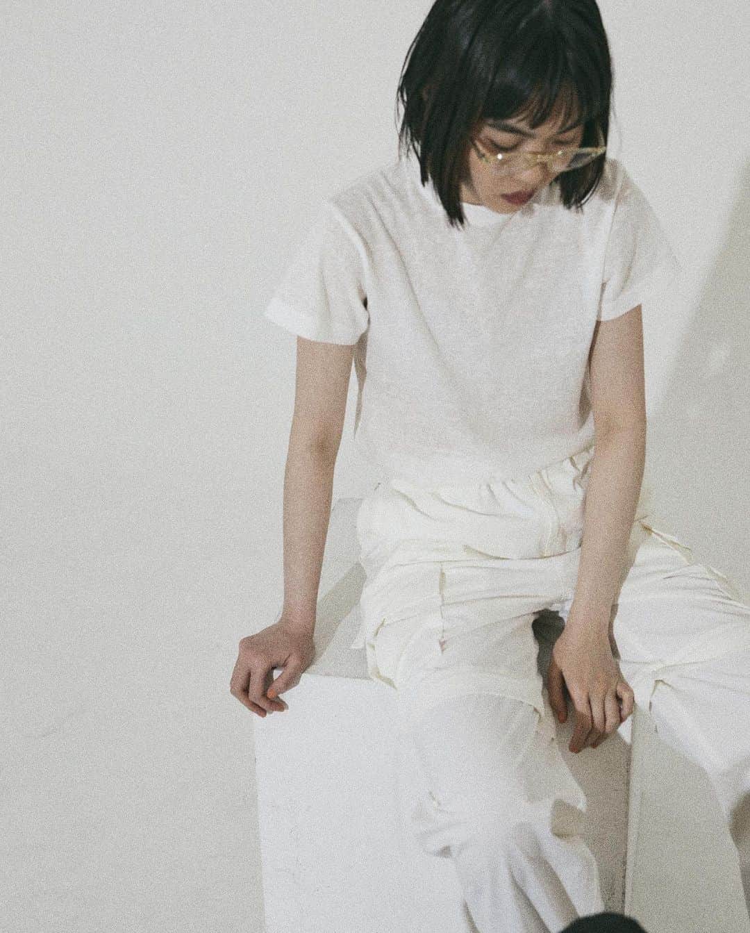 石田一帆さんのインスタグラム写真 - (石田一帆Instagram)「. いよいよ今週末です🪨  1/fでは初めてのPOPUPということで 準備に追われながらもやや緊張してます🫡  今回ここまで辿り着くまで一筋縄ではいかず 中々な日々を過ごしてきましたが😰 こうして素敵なプロダクトとビジュアルが 完成して本当に嬉しいです❕  イベントでは五感を使って楽しんで頂きたくて 様々なプロの方々にお願いしながらも 少しずつ完成に近づいています🤲 (多分 笑  残り数日駆け抜けるので 応援半分でも是非遊びにきてください🏳  @1f_clothing のアカウントでは ITEMやLOOK公開中です〜☺️❕  Md @cheepbeef @chiayuz  Ph @shingo_kurono HM @yuki_ii_   #1fclothing」6月5日 20時57分 - ishidakazuho