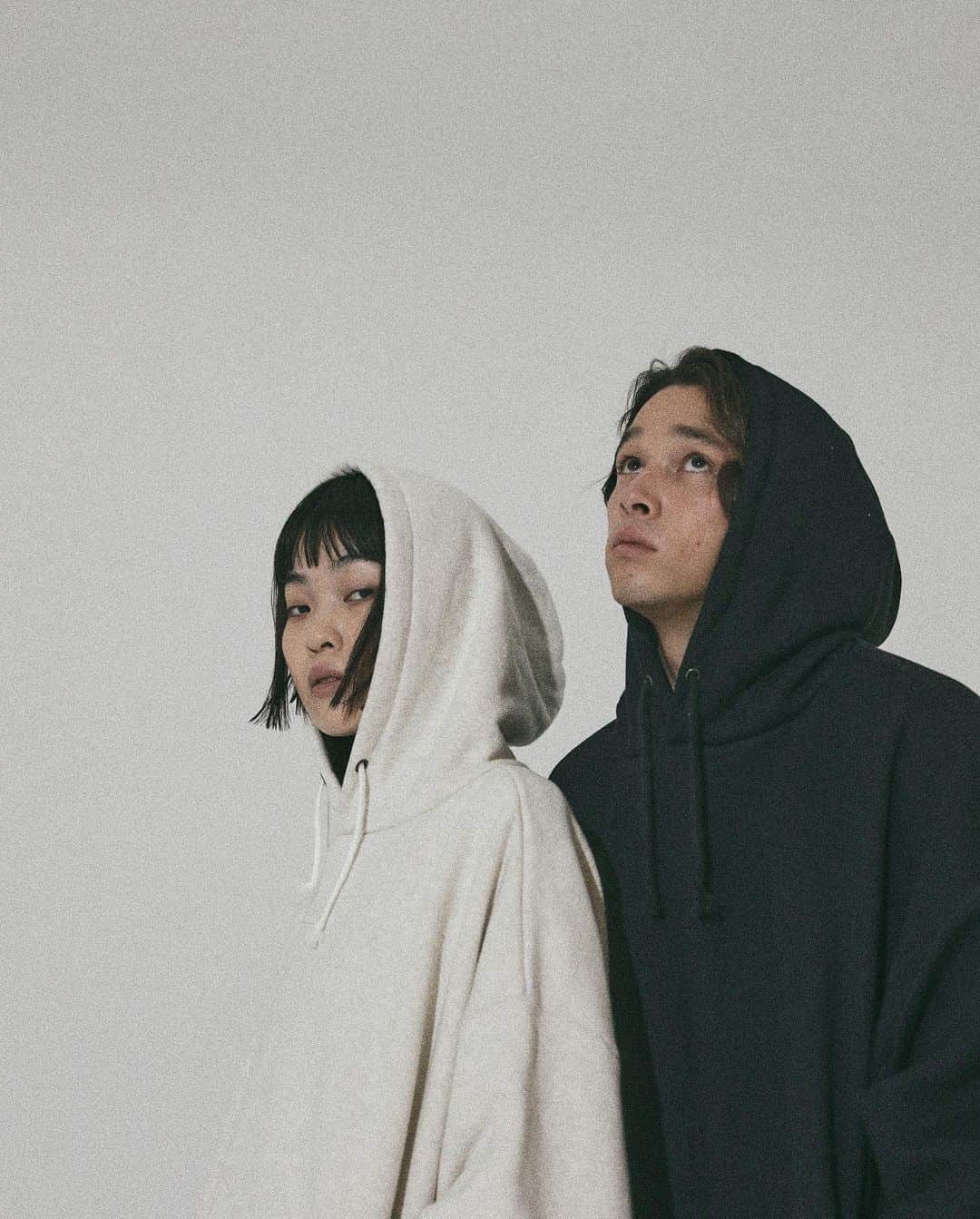 石田一帆さんのインスタグラム写真 - (石田一帆Instagram)「. いよいよ今週末です🪨  1/fでは初めてのPOPUPということで 準備に追われながらもやや緊張してます🫡  今回ここまで辿り着くまで一筋縄ではいかず 中々な日々を過ごしてきましたが😰 こうして素敵なプロダクトとビジュアルが 完成して本当に嬉しいです❕  イベントでは五感を使って楽しんで頂きたくて 様々なプロの方々にお願いしながらも 少しずつ完成に近づいています🤲 (多分 笑  残り数日駆け抜けるので 応援半分でも是非遊びにきてください🏳  @1f_clothing のアカウントでは ITEMやLOOK公開中です〜☺️❕  Md @cheepbeef @chiayuz  Ph @shingo_kurono HM @yuki_ii_   #1fclothing」6月5日 20時57分 - ishidakazuho