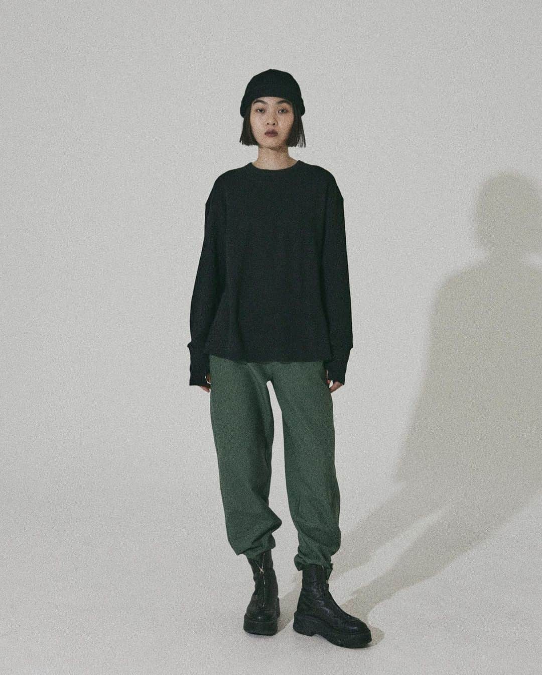 石田一帆さんのインスタグラム写真 - (石田一帆Instagram)「. いよいよ今週末です🪨  1/fでは初めてのPOPUPということで 準備に追われながらもやや緊張してます🫡  今回ここまで辿り着くまで一筋縄ではいかず 中々な日々を過ごしてきましたが😰 こうして素敵なプロダクトとビジュアルが 完成して本当に嬉しいです❕  イベントでは五感を使って楽しんで頂きたくて 様々なプロの方々にお願いしながらも 少しずつ完成に近づいています🤲 (多分 笑  残り数日駆け抜けるので 応援半分でも是非遊びにきてください🏳  @1f_clothing のアカウントでは ITEMやLOOK公開中です〜☺️❕  Md @cheepbeef @chiayuz  Ph @shingo_kurono HM @yuki_ii_   #1fclothing」6月5日 20時57分 - ishidakazuho