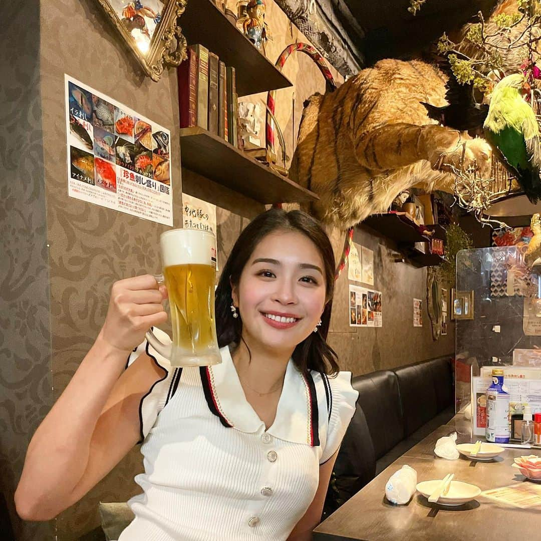 米山珠央のインスタグラム：「. 友人とお仕事終わりの一杯🍺 . 店名どおりサーカスのような 内装で楽しい空間でした🎪🤡 . 📍 鮮魚・焼き鳥 circus ◎オニカサゴやホウボウやアカハタなど珍しい新鮮なお刺身、 「ヒナ鶏の白レバ串」や「絶品チレアブラ串」など希少部位の焼き鳥がいただけるお店🐟🐓 . . . . #新橋circus　#supported　#新橋グルメ　#新橋居酒屋　#新橋　#新橋焼き鳥　#新橋刺身 #銀座グルメ　#銀座ディナー　#銀座焼鳥　#新橋ディナー　#新橋昼飲み　#新橋飲み　#新橋和食 #たまおごはん」