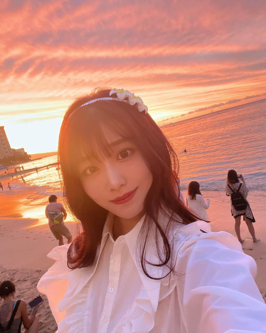 河北彩花のインスタグラム：「⁡ ⁡ ⁡ ワイキキビーチの夕陽...‪︎🌇 ⁡ この瞬間を見ることができる幸せ...本当にきれい‪︎♡   #ハワイ  #ワイキキビーチ」