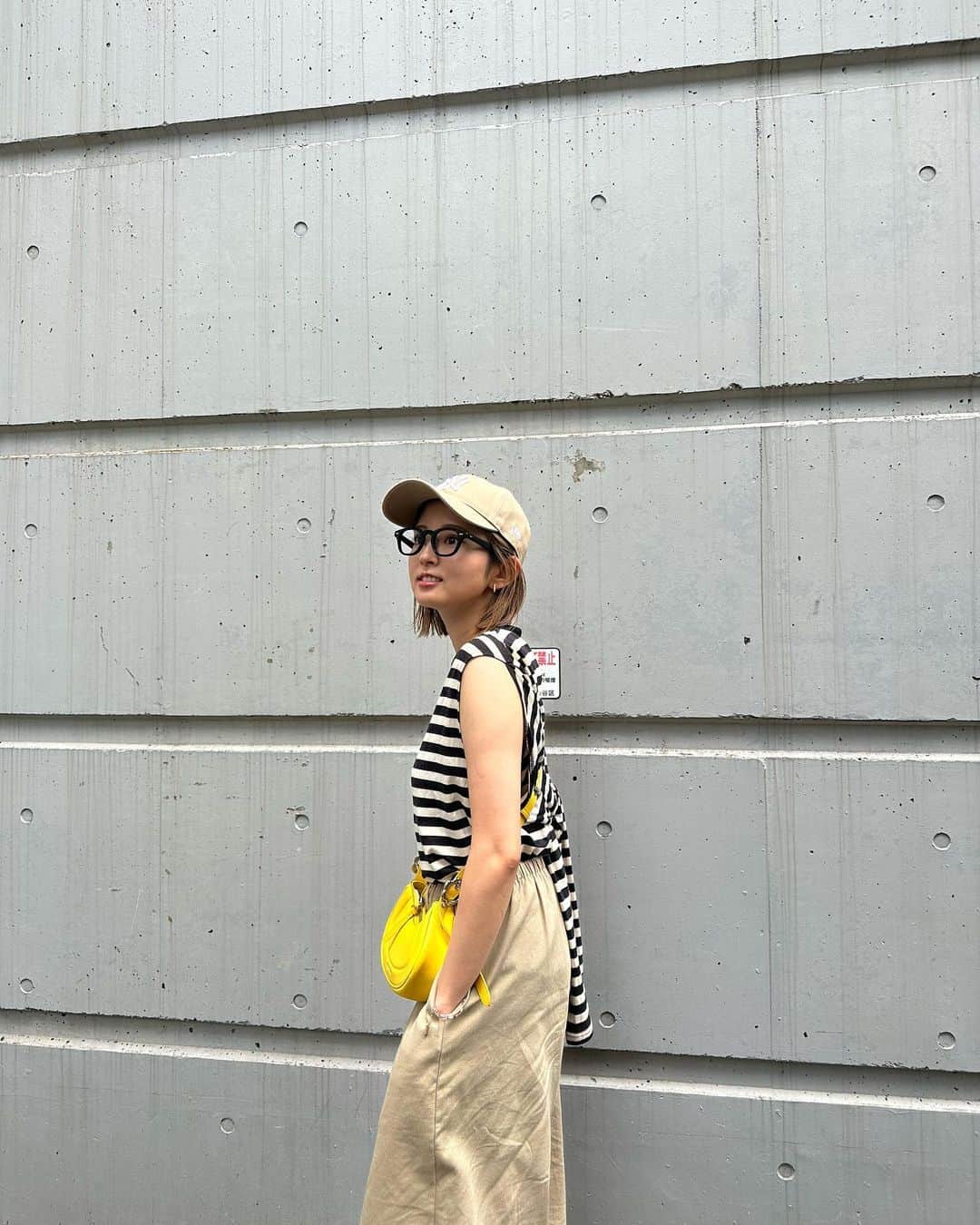 のインスタグラム：「とんでもなく暑かった今日🥵  ボーダーTに合わせてるのは夏物イチオシのWide Pants👍 ダボっと感がお気に入り🕶️」