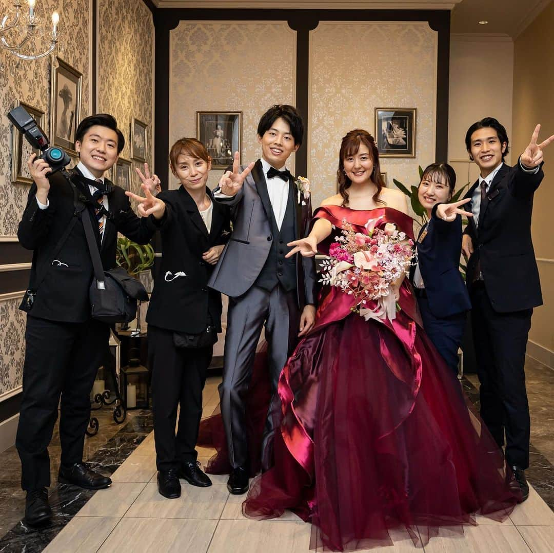 アルカンシエル南青山さんのインスタグラム写真 - (アルカンシエル南青山Instagram)「・ 【Wedding Photo with Staff❁】 ・ 笑顔があふれてゲストが楽しめる時間にしたいと おふたりのこだわりを詰め込んだ結婚式となりました 料理をずっと楽しみにしてくださっていたおふたり𓌉𓇋 ・ お開き後には、スタッフも一緒に 写真を撮影させていただきました！ ・ この度はご結婚誠におめでとうございます  ................................... 南青山で🌱光×水×緑🌿 を感じられる結婚式場🕊✴︎ . 『感謝を、式のまんなかに。』をテーマに 自然体で感謝が伝わる結婚式の事例を紹介💛 . 👇🏻をタップ🌈👣 @arcenciel.minamiaoyama . 会場は感染症対策を施しておりますのでご安心ください ......................................  #ウエディングプロデューサー  #結婚式レポ #スタッフ写真  #アルカンシエル #アルカンシエル南青山 #アルカン花嫁 #東京花嫁 #東京プレ花嫁 #東京ウェディング #東京結婚式 #表参道花嫁 #表参道プレ花嫁 #表参道ウェディング #表参道結婚式 #ナチュラルウェディング #コロナに負けるな #結婚式をあきらめない #日本中のプレ花嫁さんと繋がりたい #感謝を式のまんなかに #2023夏婚 #2023秋婚 #2023冬婚 #2024春婚」6月5日 21時00分 - arcenciel.minamiaoyama