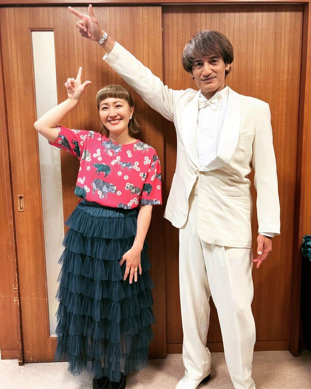 丸山桂里奈さんのインスタグラム写真 - (丸山桂里奈Instagram)「ただいま〜 みなさま〜 今日から復帰しました㊗️あたたかく迎えていただいたラヴィットのみなさま、そしてスタッフさま、本当に朝から暖かい気持ちになり、温泉に入っている猿のような気持ちになりました♨️ 五ヶ月ぶりなのに、昨日もみんなと一緒にいた気持ちでした。あっというまのような、あを通過して、まも通り越したかのような気持ちでした。 そして、なにわともあれ本並さんの歌声にジーンときて、大好きなあんかけを頭からかぶったようなこれまたあたたかさになり、その中でもいつもスンとしている本並さんの顔面があんな伸び縮みするのかという大発見にびっくりすごいなて、歌は人の顔をも伸ばすんだなと、感動しました😉 ボイストレーニングからりょんりょん先生にお世話になり、スタッフのみなさんも本当にたくさんたくさん立ち会っていただいたり(これはさっき聞きました)本当にたくさんのみなさんが今日まで本並さんを後押ししてくださり、ありがとうございました🥰そして、私も一緒に生活している中で謎の暗号が書かれた紙があちこちに貼られて、風船もいろんな場所にあり、朝昼晩といろんな場所からゴリラのような声が聞こえてきていたのでどうしたんだろう。 とうとう本並さんがおかしくなってしまったのかと疑いを持っていました。近所の人もたぶんあの家にはゴリラがやってきたに違いないと噂されてた気がします。 とにかく、いろんな思いが湧き出しました🥹本当に本当に素晴らしい日になりました。復帰，ありがとうございます。そしてみなさま今日からよろしくお願いします🫣 本並夫婦、完全復活です‼️‼️‼️  #ラヴィット #月曜日 #5ヶ月ぶり #無事復帰ました #みなさまありがとうございました #ぞしぞし働きますー #引き続きよろしくお願いします #本並さんありがとう #響きました #いい意味で #インスタバエ」6月5日 21時00分 - karinamaruyama