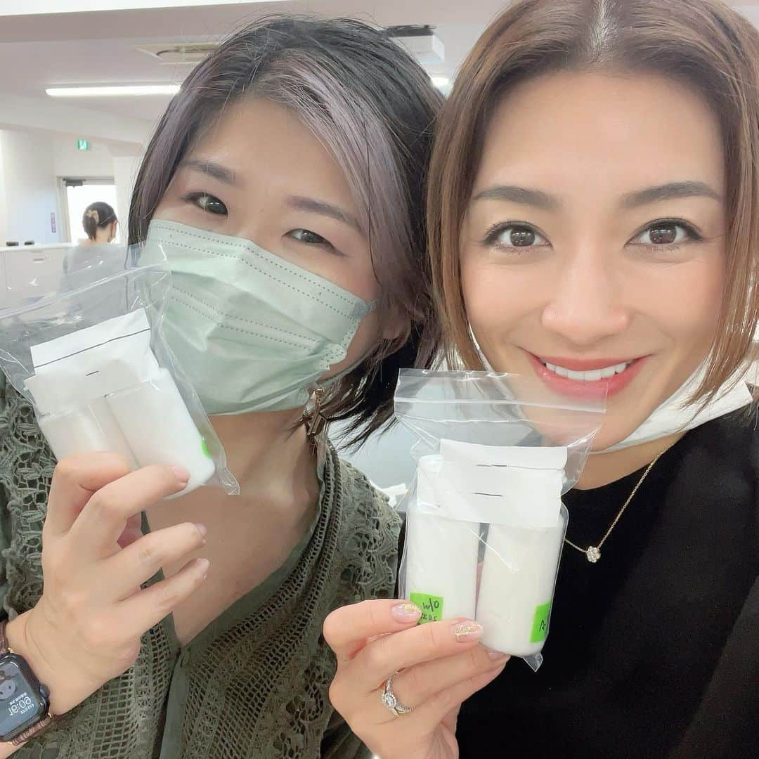 松藤あつこさんのインスタグラム写真 - (松藤あつこInstagram)「先日の @cosmeken イベント❗️ @iyaku_cosmeskin 様に伺い、実習体験😆❣️  とても楽しみにしていました⭐️  なんと、2年間通えば… 化粧品製造免許が取れちゃうのです😍(私は農学部ではなかったですし、個人で製造免許は持っていないので、弊社の商品はパートナー会社さんの記載も御座います)  44歳まで頑張る⁉️  どなたか、卒業生、右腕になってくださる⁉️  娘、、、行かせる⁉️(遠い未来過ぎるw)  素晴らしい経歴の素敵な先生方がいらっしゃいました✨  わかりやすく成分説明頂いた後、 O/W型とW/O型の乳液を作りました💕  何度やっても楽しい実習♡  日本医薬看護専門学校の皆様 有難うございました😆❣️  日本化粧品検定協会の皆様 いつも素晴らしい学びの機会を有難う御座います♡♡♡  #日本化粧品検定  #日本化粧品検定協会 #特級 #コスメコンシェルジュ #コスメコンシェルジュアンバサダー #葛西 #乳液作り #実習 #同じ名称 #成分 #異なる #成分選びも大事 #化粧品製造免許」6月5日 21時01分 - atsukomatsufuji