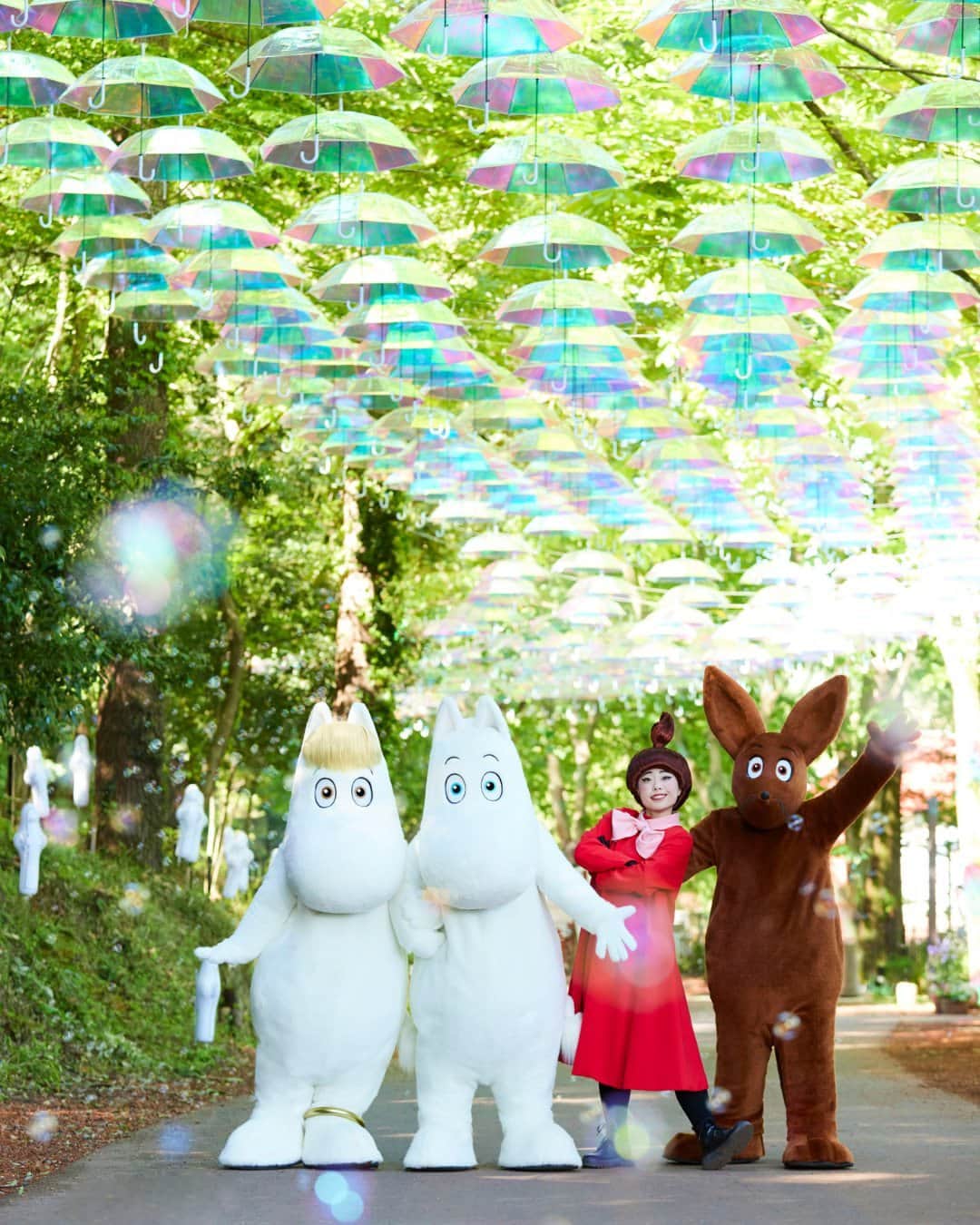 ムーミンさんのインスタグラム写真 - (ムーミンInstagram)「New features in Moominvalley Park, Japan! 🤩 This year's Umbrella Sky exhibition is inspired by Little My’s soap bubbles, glowing in different colours in sunlight ☂️ 💙  A new, exciting playground has also opened in KOKEMUS, the exhibition centre in the park. Check the link in bio to find out more ✨   Have you been to Moominvalley Park? 😍  #moomin #moominofficial @moominvalleypark」6月5日 21時05分 - moominofficial
