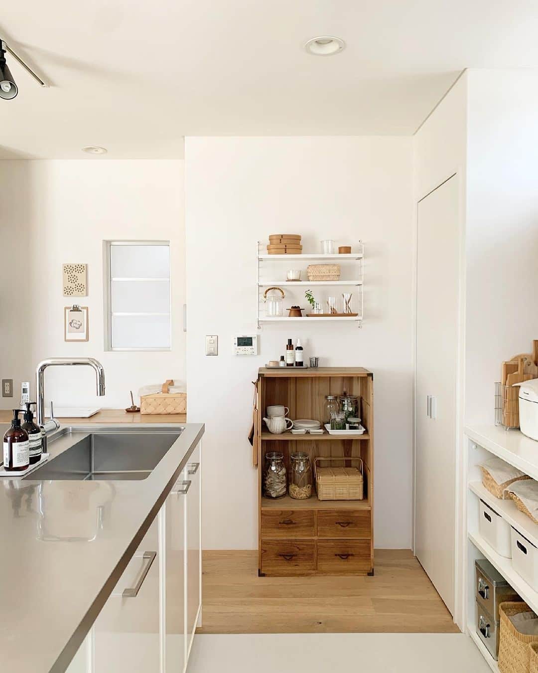 ムクリ［mukuri］さんのインスタグラム写真 - (ムクリ［mukuri］Instagram)「見える所はスッキリを心がけて。家事が楽しくなるキッチン収納  どの場所もいつも綺麗に整えているnaoさんが  家事が楽しくなる収納を追い求めて  何度も改善してきたというキッチン収納。   大切にしているのは  状況の把握と自分の傾向や好みを知り  それに合った対処法を見つけるということでした。   汚れやすいワークトップには  なるべくものを置かないようにスッキリと。   反対に汚れにくい場所では  見せる収納も楽しみ、お気に入りの道具たちを愛でる。   片づける手間より  掃除の手間をラクにする方法を選びつつ  スッキリさせる部分と見せて楽しむ部分、  両方のバランスが取れた収納を作り出していました。   今回も場所ごとに  詳しくご紹介してくださっていますので  ぜひ参考にしてみてくださいね♩   ▶︎ご紹介した読みもの 「リバウンドしない快適な暮らし」と検索するとご覧いただけます  –––––––––––––––––– ムクリ公式アカウントでは くらしの中にある"好き"や"コダワリ"を毎日お届け。  インテリア、整理収納から家づくりなど 日常で参考になる情報から サラッと読める短編コラムまで ご紹介していますのでフォローしてぜひご覧ください。 ▶︎ @mukuri_official ・  「 #ムクリ 」のタグもいつも楽しく拝見しています☺️  オリジナルブランドは @daily_mukuri  くらしの中にあったらいいいな、 そんな商品を企画・制作、集めています。 ––––––––––––––––––  #キッチン#キッチン収納#kitchen#整理整頓#収納#無印良品#ダイソー#kitchen#マイホーム#新築一戸建て#注文住宅#すっきり暮らす#暮らしを整える#シンプルな暮らし#シンプルライフ#暮らし#日々の暮らし#くらしの編集#ムクリ」6月5日 21時05分 - mukuri_official