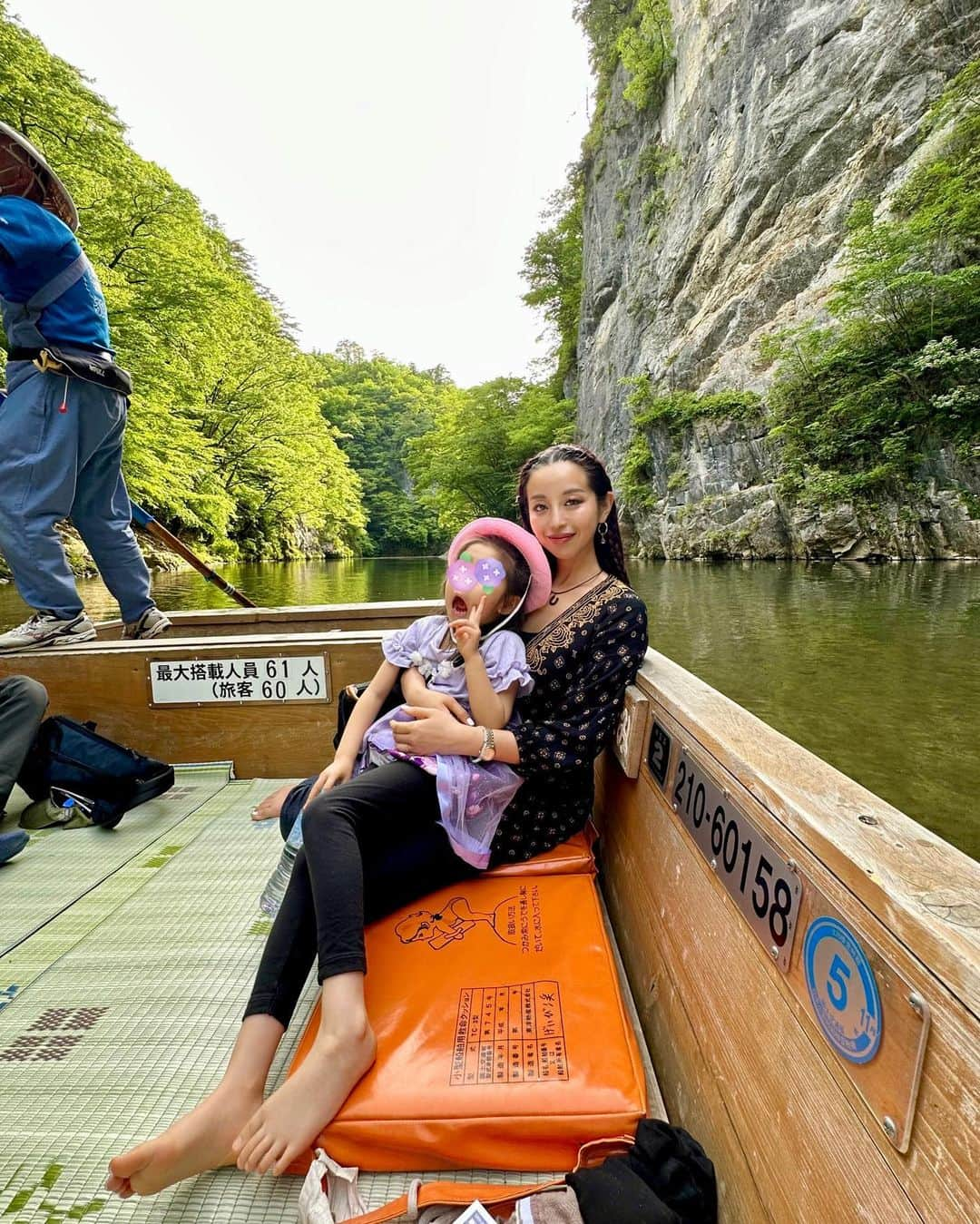 PINKYのインスタグラム：「猊鼻渓の舟下り🛶  とても気持ちの良い時期に行くことが出来ました🙏✨  地元なのに実は初めての体験！ 四季それぞれの美しさを感じるために再訪したいなぁ🌿  ps. 広角で撮ってもらったら娘の足が私の足みたい🦶  ・・・・・・・  #love #happy #family #momlife #猊鼻渓舟下り #おゆうちゃんねる #OyuuChannel #PINKY」