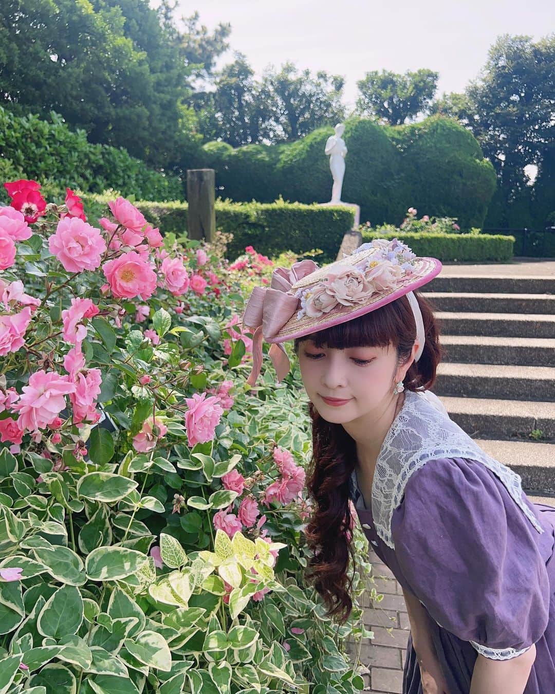 青木美沙子さんのインスタグラム写真 - (青木美沙子Instagram)「薔薇🌹の季節🌹  お帽子👒 @belle_des_poupee   ワンピース👗 @dolce_piu_amabile」6月5日 21時05分 - misakoaoki