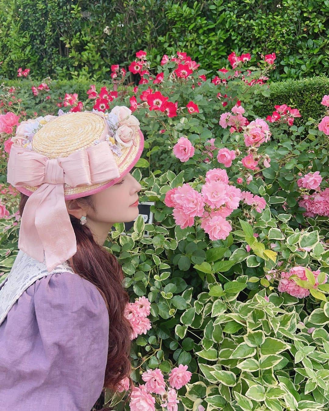 青木美沙子さんのインスタグラム写真 - (青木美沙子Instagram)「薔薇🌹の季節🌹  お帽子👒 @belle_des_poupee   ワンピース👗 @dolce_piu_amabile」6月5日 21時05分 - misakoaoki
