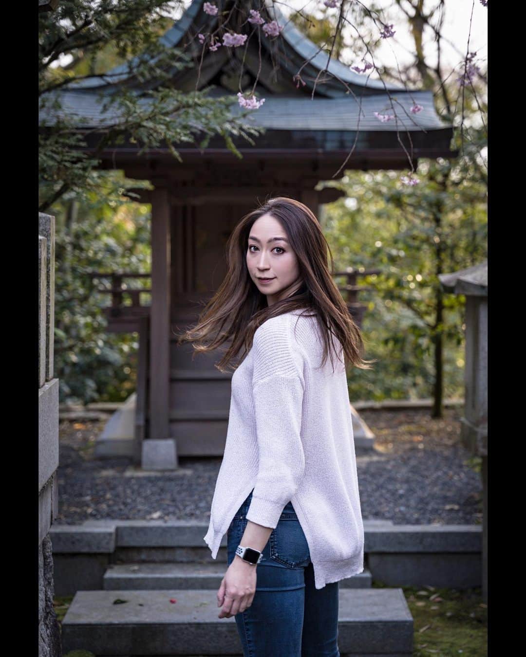 キャシー・リードのインスタグラム：「誕生日のお祝いをたくさんありがとうございました❣️Thank you to everyone for all the birthday wishes❣️ And thank you to 📸 @saulius.a for taking this lovely photo of me🌸」